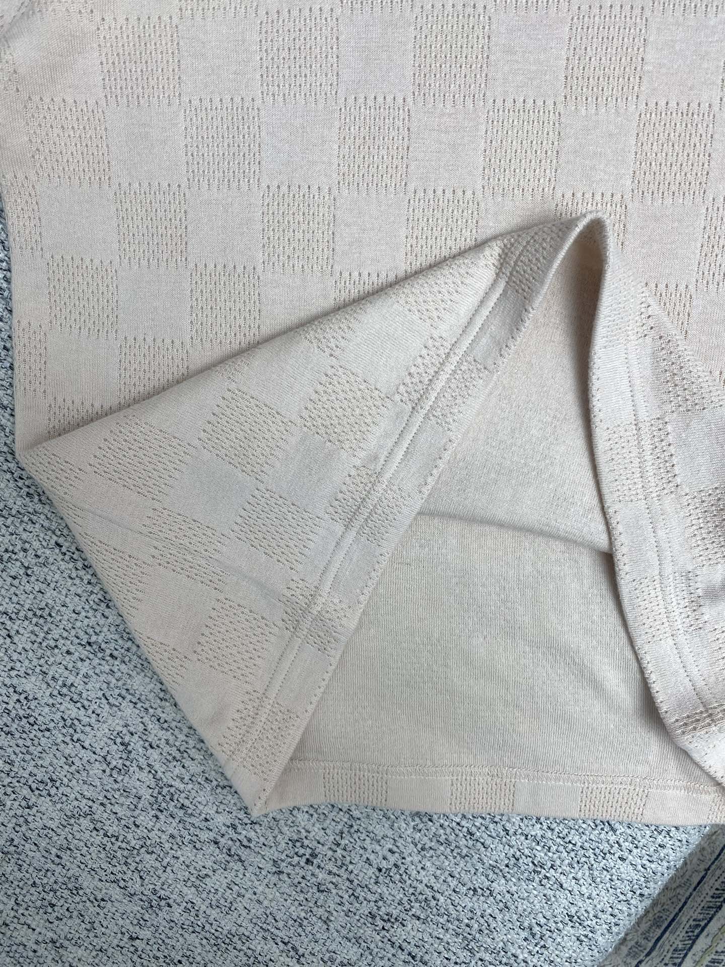  驴家      25ss新款棉质 T 恤取材舒适毛圈布，以提花工艺织就 Damier 图案的柔软肌理，