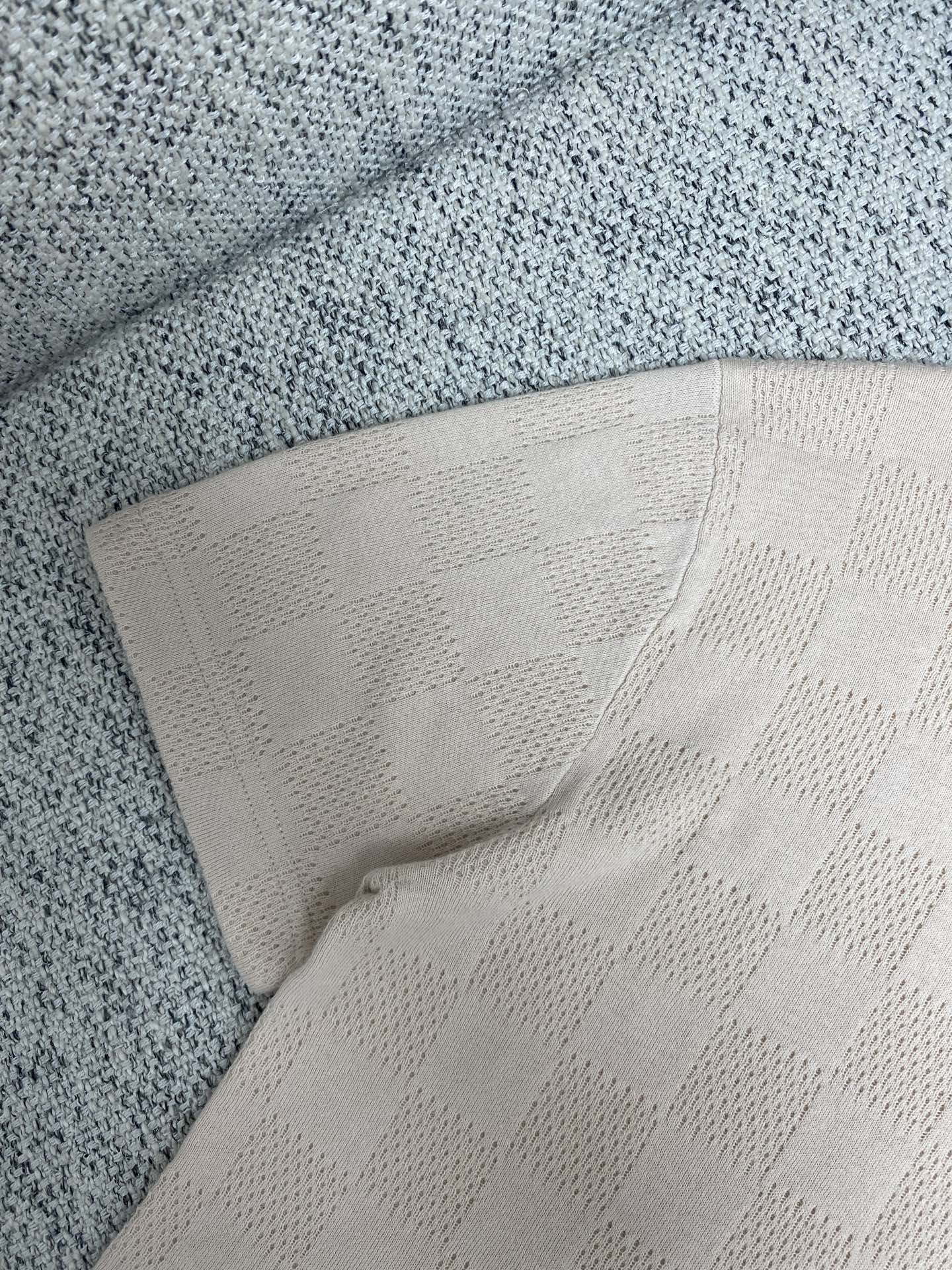  驴家      25ss新款棉质 T 恤取材舒适毛圈布，以提花工艺织就 Damier 图案的柔软肌理，