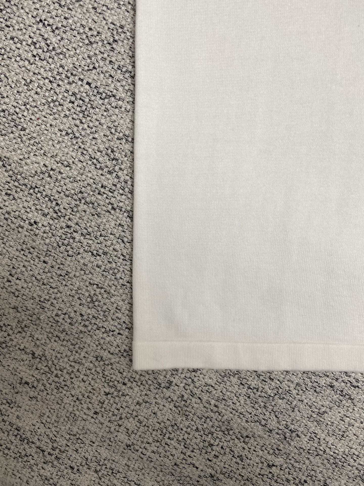  驴家      25ss新款 T 恤取材素雅棉质针织，以莹泽 Monogram 锦纶嵌饰点亮胸前贴袋和