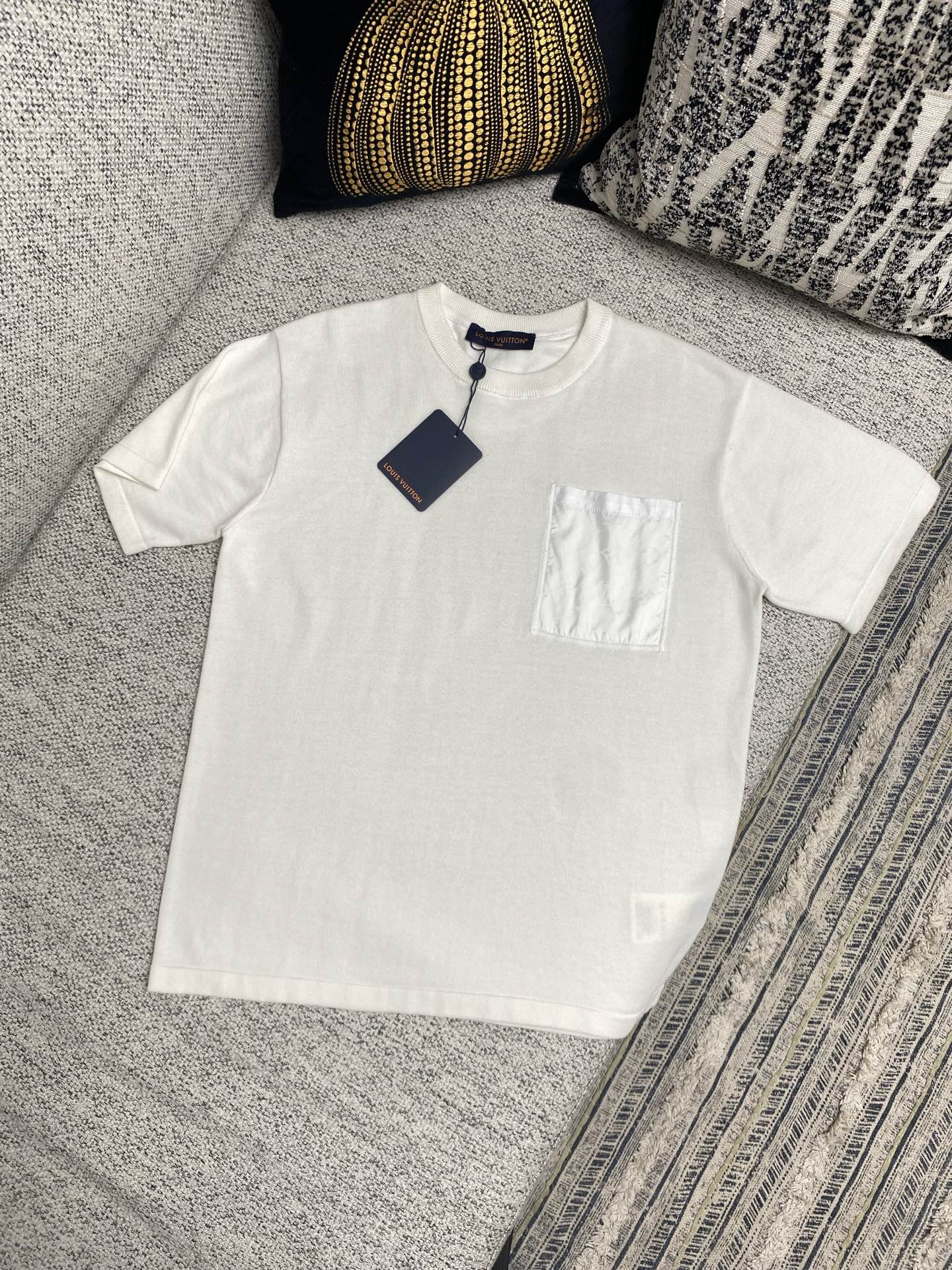  驴家      25ss新款 T 恤取材素雅棉质针织，以莹泽 Monogram 锦纶嵌饰点亮胸前贴袋和