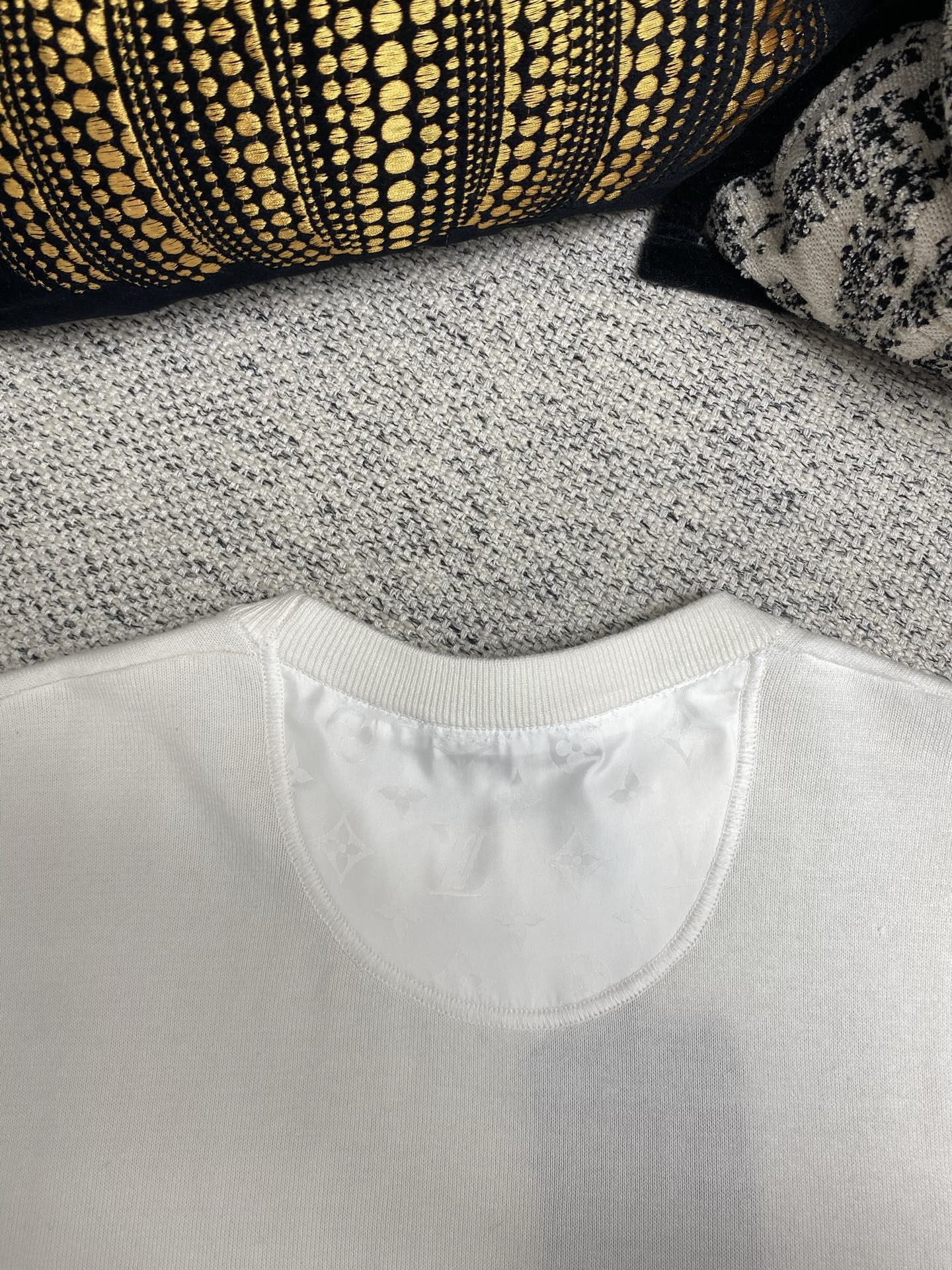  驴家      25ss新款 T 恤取材素雅棉质针织，以莹泽 Monogram 锦纶嵌饰点亮胸前贴袋和