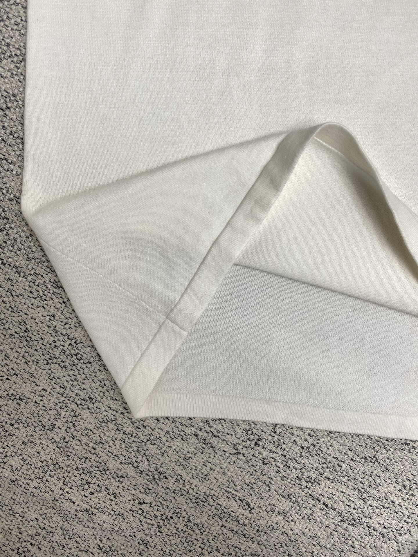  驴家      25ss新款 T 恤取材素雅棉质针织，以莹泽 Monogram 锦纶嵌饰点亮胸前贴袋和