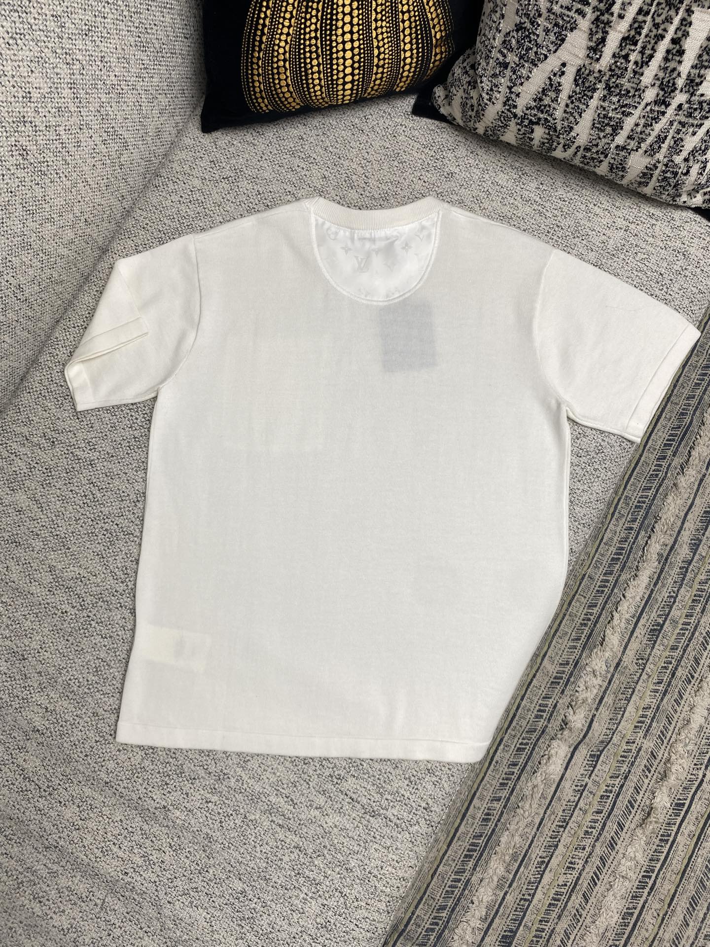  驴家      25ss新款 T 恤取材素雅棉质针织，以莹泽 Monogram 锦纶嵌饰点亮胸前贴袋和