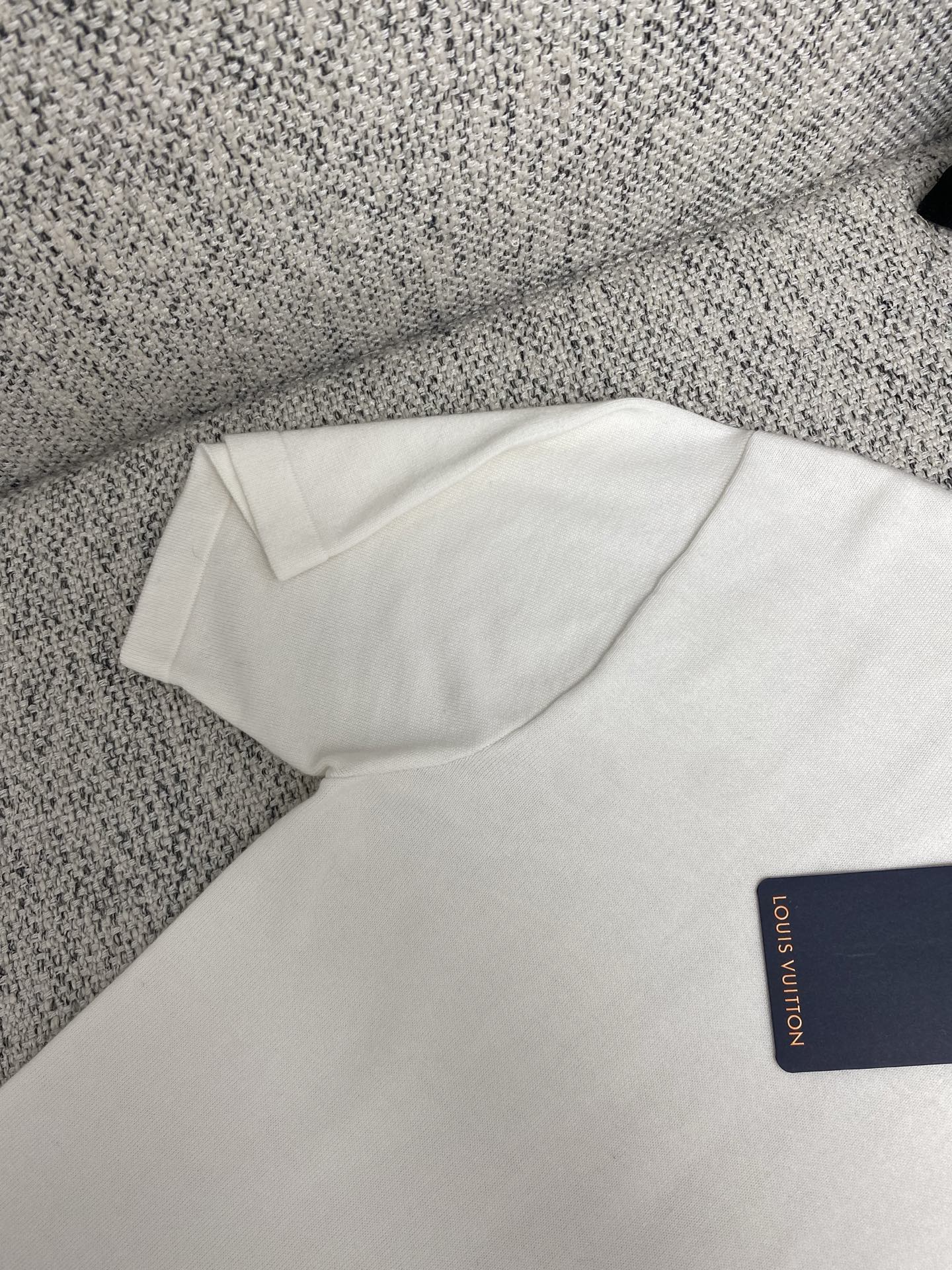  驴家      25ss新款 T 恤取材素雅棉质针织，以莹泽 Monogram 锦纶嵌饰点亮胸前贴袋和