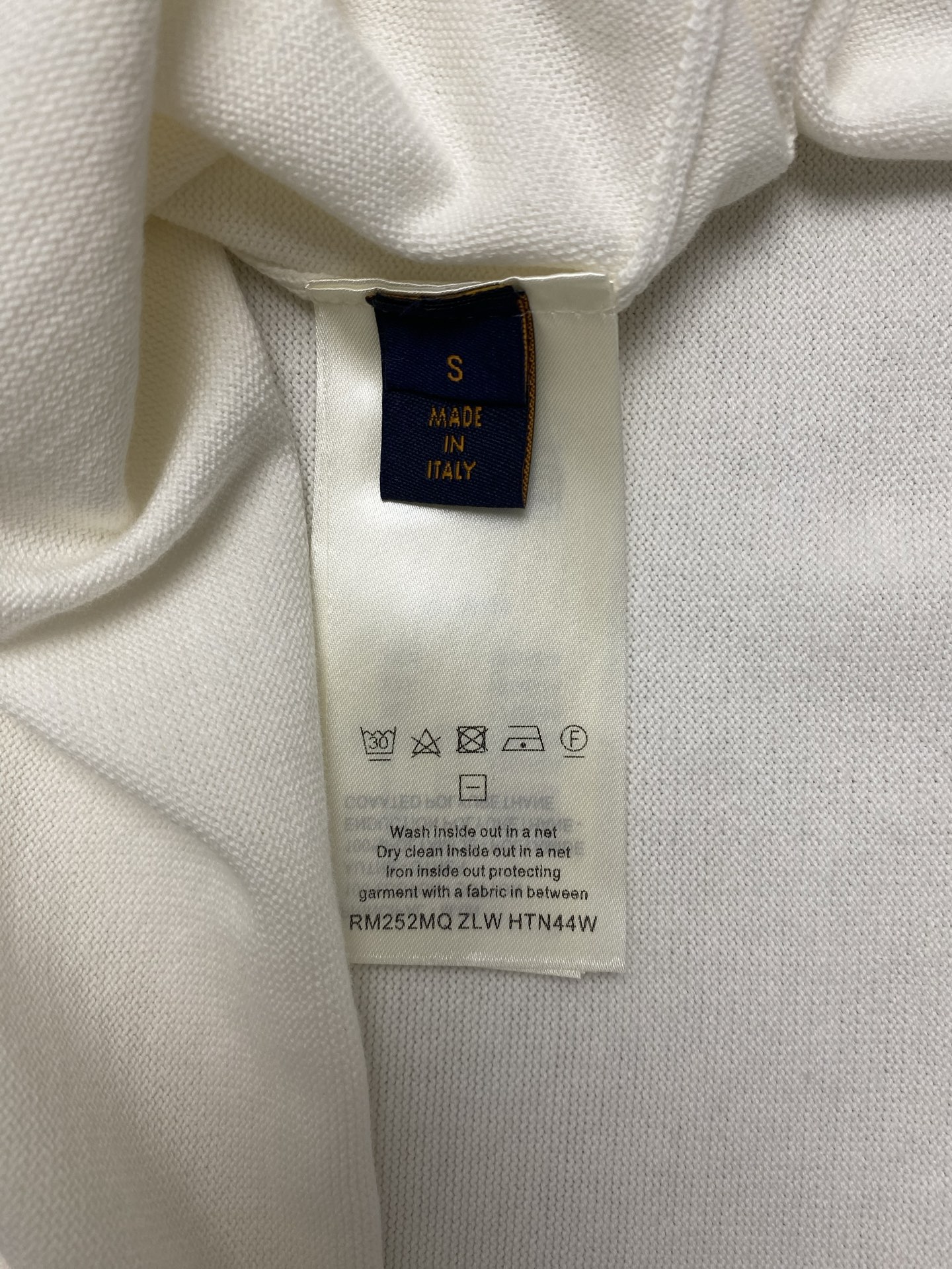  驴家      25ss新款 T 恤取材素雅棉质针织，以莹泽 Monogram 锦纶嵌饰点亮胸前贴袋和