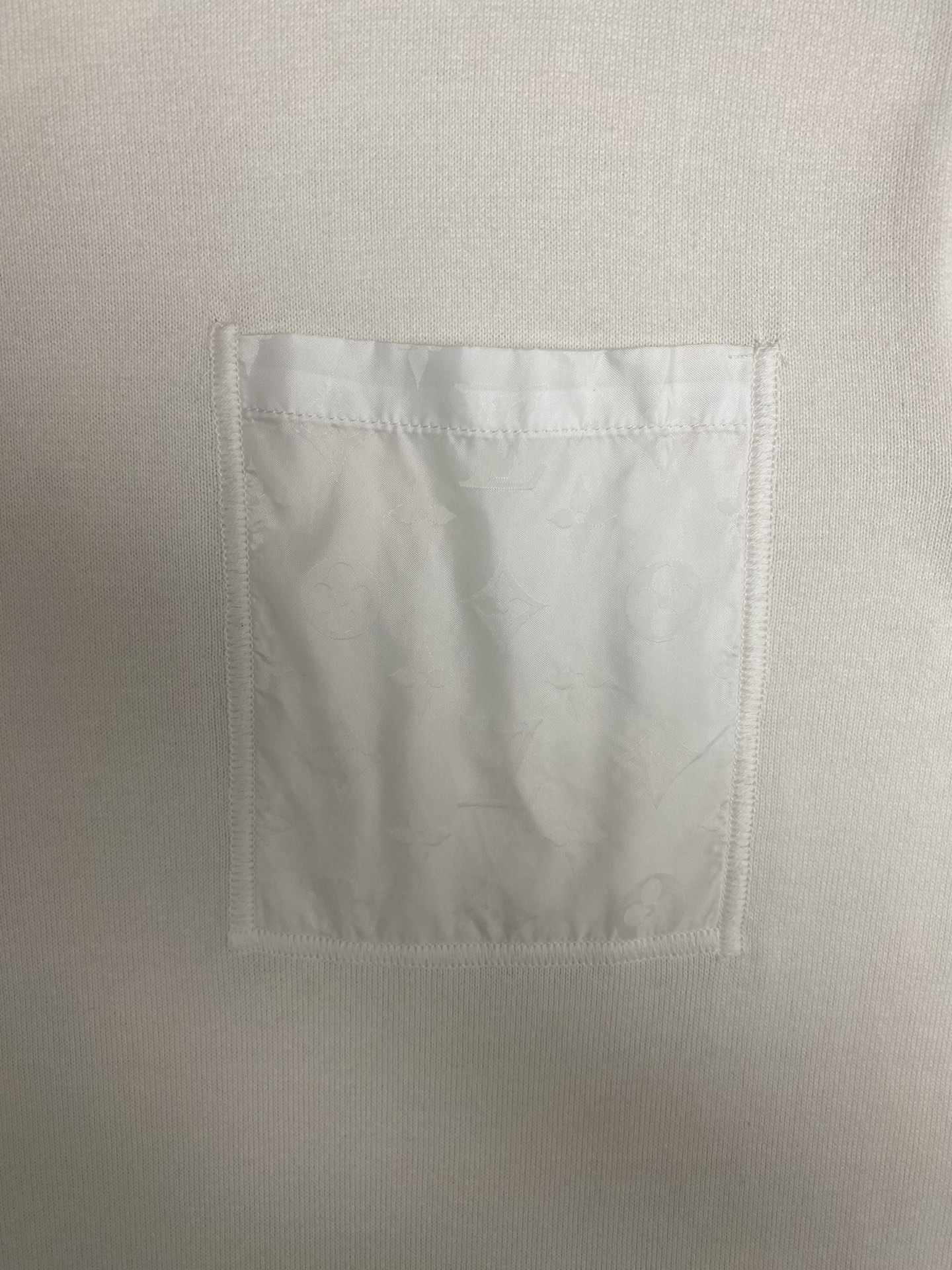  驴家      25ss新款 T 恤取材素雅棉质针织，以莹泽 Monogram 锦纶嵌饰点亮胸前贴袋和