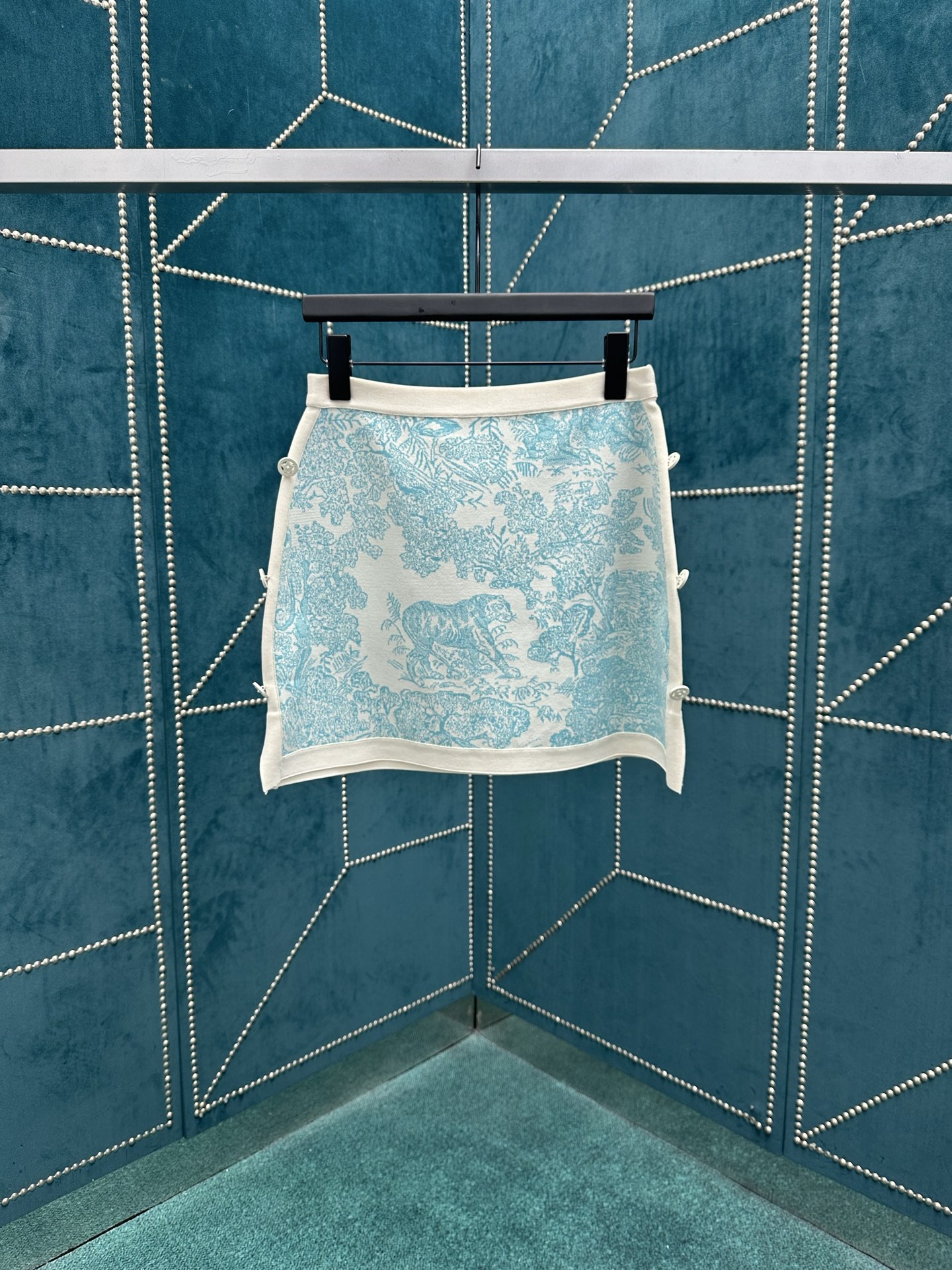 NO:426614,Dior 25ss new jacket comes from Diorviera limited series, with a white background highlighting lily of the valley green Sauvage print, a new interpretation of Dior classic pattern. It is carefully crafted with technology knitted fabric, and the regular version is matched with star buttons to enhance the style and is unique. It can be matched with matching skirts to create a delicate and fashionable Diorviera look. S.M.L.,,dior,dior,skirts,jackets & coats,alexander wang19860909迪奥 25ss新款外套来自 Dioriviera 限定系列,白色底色突显铃兰绿色 Sauvage 茹伊印花,全新演绎 Dior 经典图案.采用科技针织面料精心制作,常规版型搭配星星纽扣提升格调,别具一格.可与配套的半身裙搭配,打造精致时尚的 Dioriviera 造型. 码数S.M.L.,,dior,dior,skirts,jackets & coats,alexander wang,Men's clothing