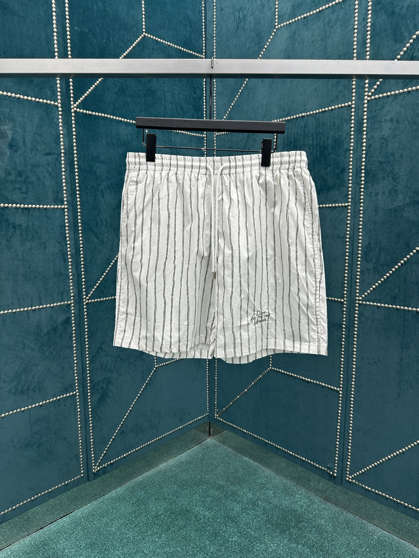 NO:426629,Dior 25ss new shorts combine modern style and traditional beauty. It is carefully crafted from white cotton poplin and decorated with blue stripes to display the Dior For My Real Friends logo from the DIOR AND HYLTON NEL co-branded series. It makes the design more refined and can be worn with daily clothing. S.M.L.XL.,,dior,dior, shorts,alexander wang19860909迪奥25ss新款短裤兼具摩登风范与传统美感.采用白色棉府绸精心制作,饰以蓝色条纹图案,展示来自 DIOR AND HYLTON NEL 联名系列的 Dior For My Real Friends 标志.令设计更显精致.可搭配日常服饰穿着. 码数S.M.L.XL.,,dior,dior,shorts,alexander wang,Men's clothing