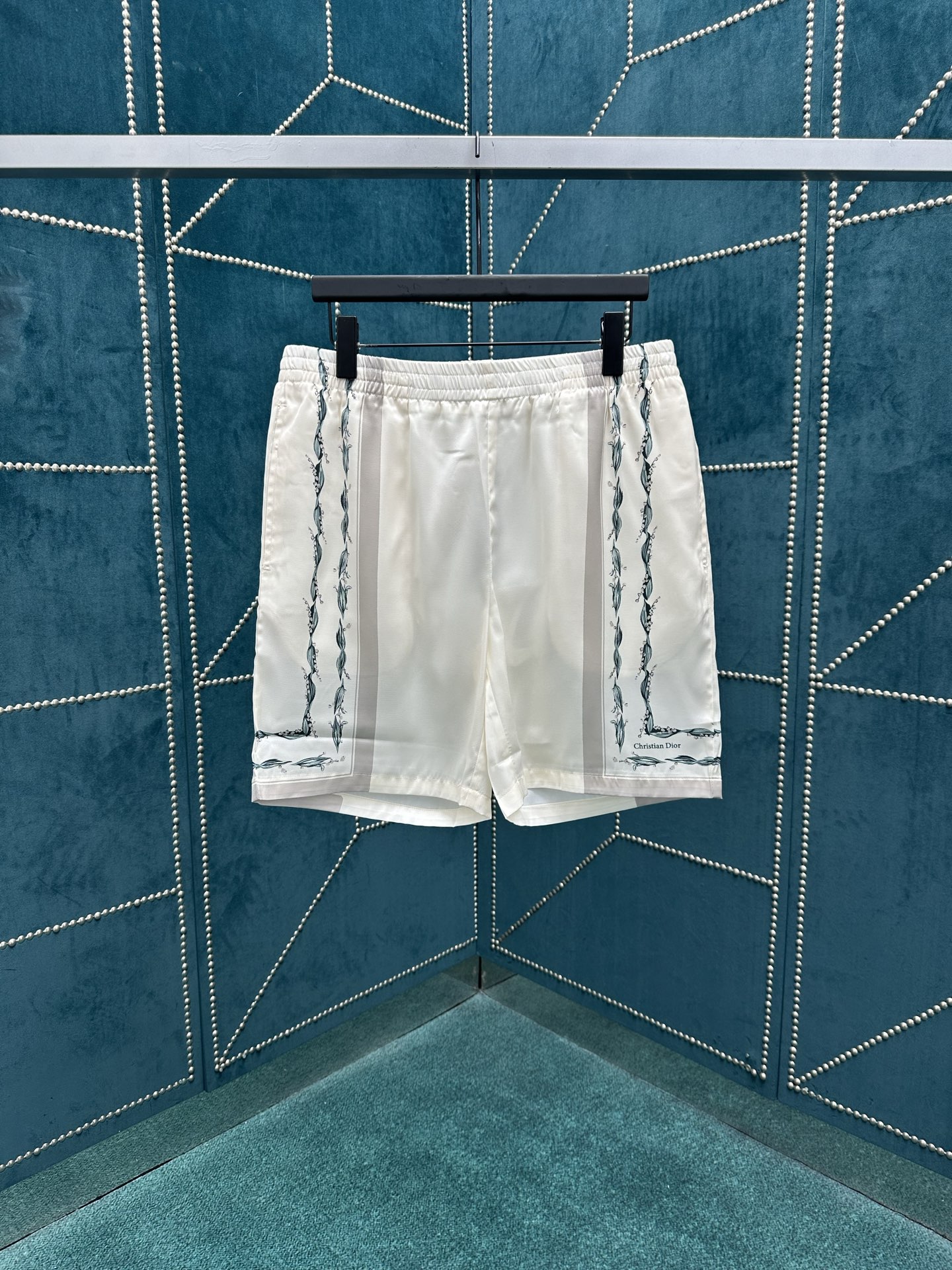 NO:426581,Dior 25ss new shorts highlight the classic Christian Dior Couture logo, embellished with lily of the valley pattern, paying tribute to Mr. Dior's love for flowers. It is carefully crafted from white mulberry silk twill fabric, which can be matched with matching short-sleeved shirts to create a classic look. Size 46.48.50.52.,dior,dior,shorts,shirts,T-shirt,alexander wang19860909迪奥 25ss新款短裤突显经典的 Christian Dior Couture 标志,点缀以铃兰图案,向 Dior 先生对花朵的热爱致敬.采用白色桑蚕丝斜纹面料精心制作,可与配套的短袖衬衫搭配,打造经典造型. 码数46.48.50.52.,,dior,dior,shorts,shirts,T-shirt,alexander wang,Men's clothing