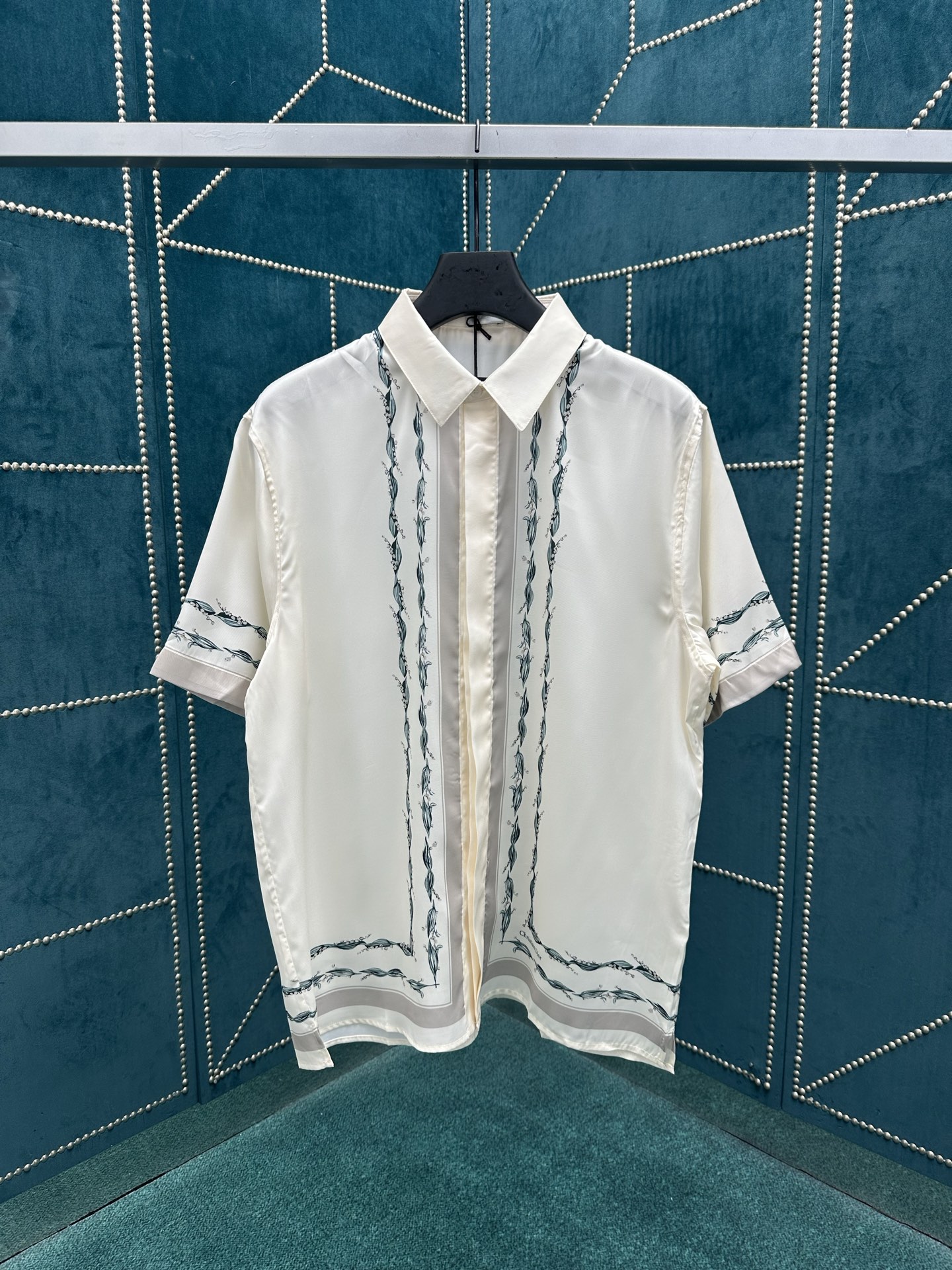 NO:426587,Dior 25ss new short-sleeved shirt highlights the classic Christian Dior Couture logo, embellished with lily of the valley pattern, paying tribute to Mr. Dior's love for flowers. It is carefully crafted from white mulberry silk twill fabric, which can be matched with matching shorts to create a classic look. Size 39.40.41.42.,dior,dior,shorts,shirts,T-shirt,alexander wang19860909迪奥 25ss新款短袖衬衫突显经典的 Christian Dior Couture 标志,点缀以铃兰图案,向 Dior 先生对花朵的热爱致敬.采用白色桑蚕丝斜纹面料精心制作,可与配套的短裤搭配,打造经典造型. 码数39.40.41.42.,,dior,dior,shorts,shirts,T-shirt,alexander wang,Men's clothing