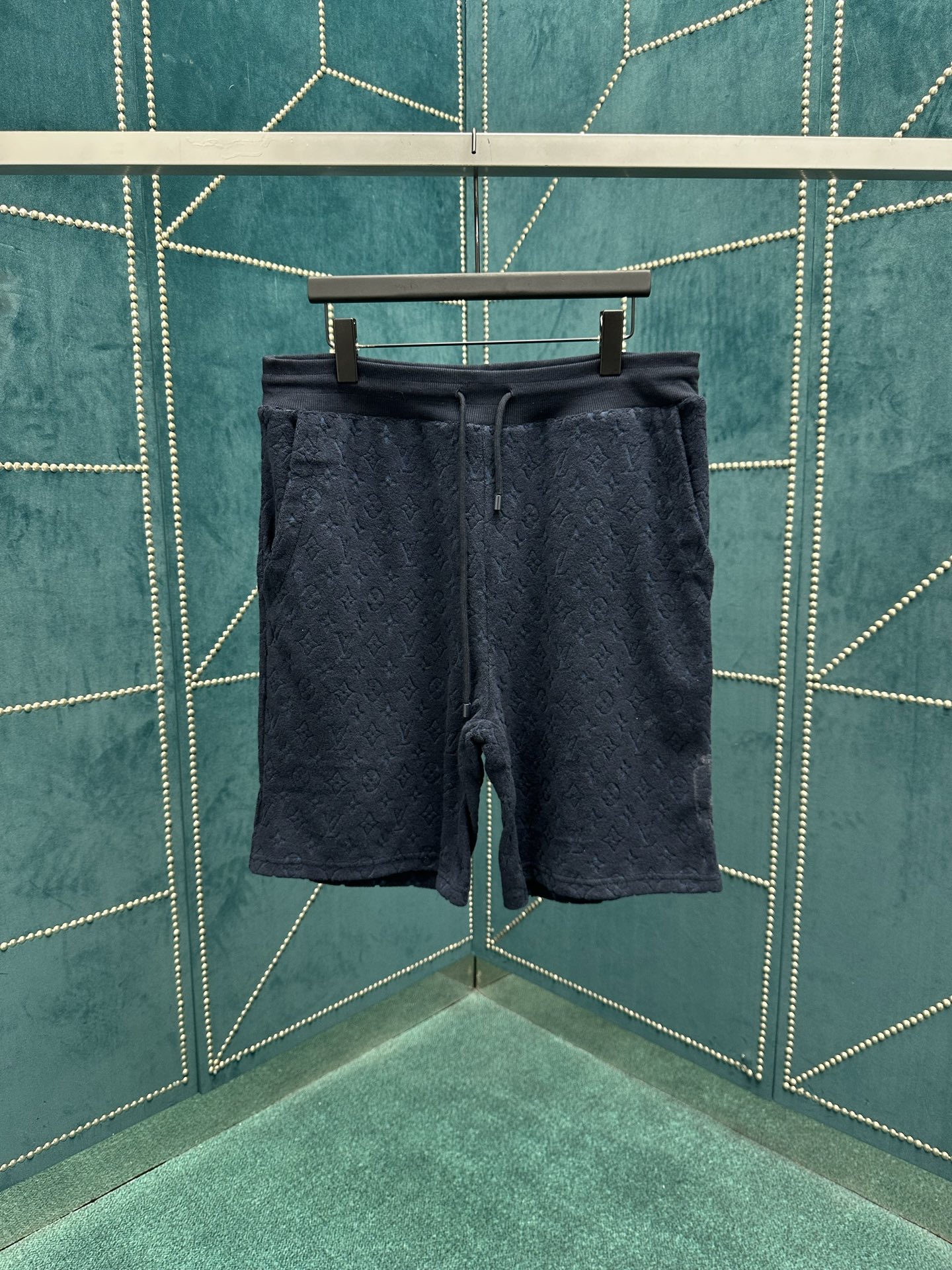 NO:426599,The new shorts of the Donkey 25ss are made of soft cotton blended wool cloth, which uses full-width Monogram embossing to establish recognition. The adjustable drawstring creates a comfortable experience, suitable for matching with the same hoodie, making it an elegant choice for beachside rest. S.M.L.XL.,,louis vuitton,louis vuitton, shorts,hats,alexander wang19860909驴家 25ss新款短裤选用柔软棉质混纺毛圈布,以全幅 Monogram 压纹树立辨识度.可调节抽绳营造舒适体验,适宜搭配同款连帽衫,成就海滨休憩的闲雅之选. 码数S.M.L.XL.,,louis vuitton,louis vuitton,shorts,hats,alexander wang,Men's clothing