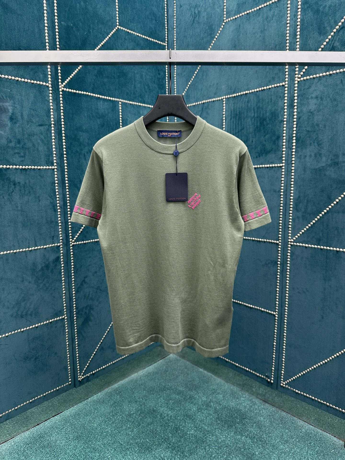 NO:426605,The new short-sleeved round neck shirt of the donkey 25ss is made of cotton knitted, and the contrasting jacquard logo is laid out on it. The words of Marque L.Vuitton déposée implicitly embellish the chest, and the LV letters surround the cuffs to create a simple appearance. It can add a unique charm to daily outfits. The number of codes XS.S.M.L,,louis vuitton,louis vuitton,louis vuitton,T-shirt,alexander wang19860909驴家25ss新款短袖圆领衫取材棉质针织,撞色提花标识铺陈其上.Marque L.Vuitton déposée 字样含蓄点缀胸前,LV 字母环绕袖口,塑造简洁外观.可为日常着装增添别致韵味. 码数XS.S.M.L,,louis vuitton,louis vuitton,louis vuitton,T-shirt,alexander wang,Men's clothing