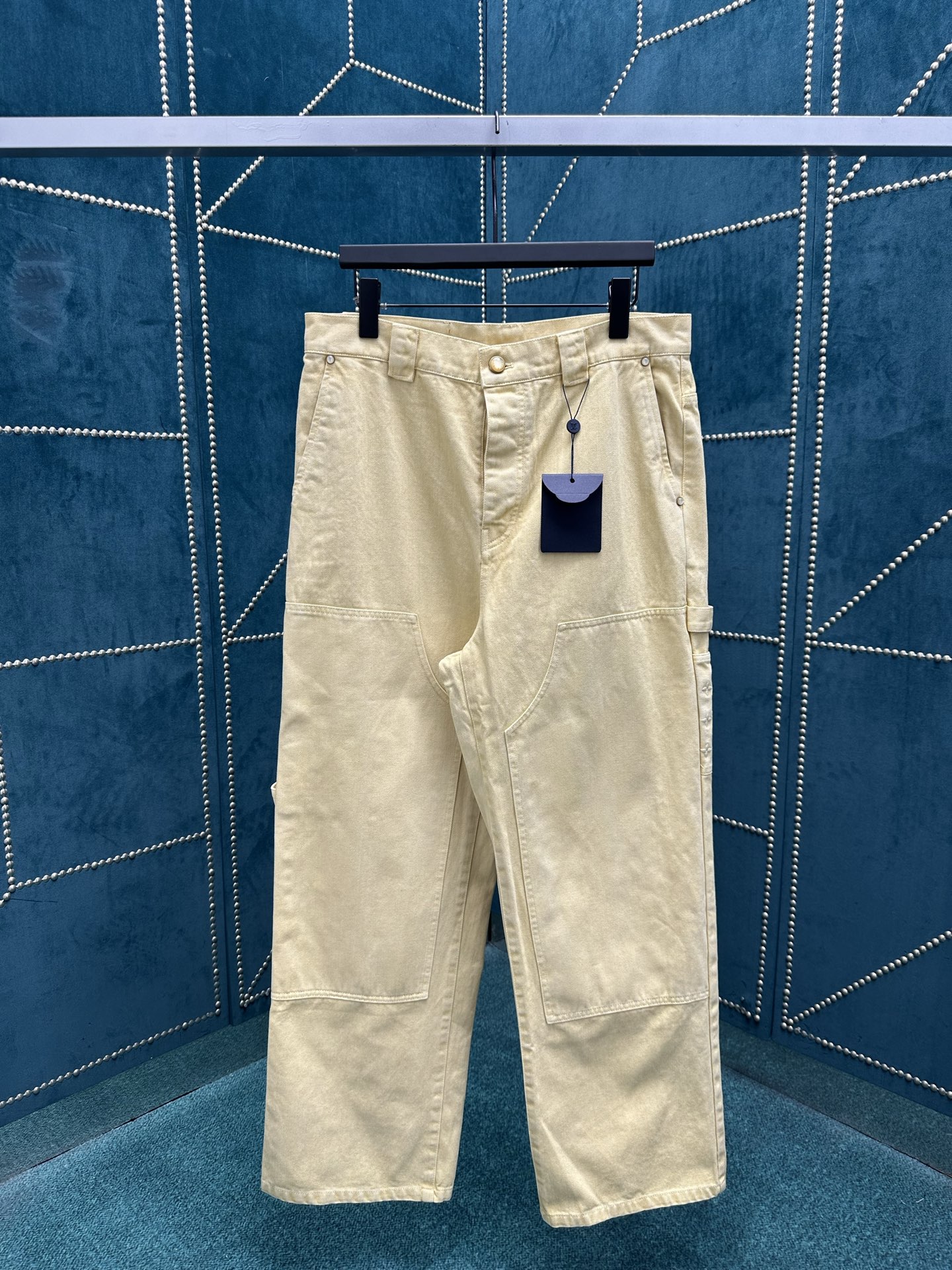 NO:428899,The new 25ss trousers of the Donkey House are dyed with ready-to-wear to create a washing retro effect, and then use splicing structure and hammer fixing ring to declare the workwear style. Monogram embroidery embellishes the sides and left patch pockets, pearlescent buttons and rivets to improve the details. There are the same jackets. The number of 29.30.31.32.,,louis vuitton,louis vuitton,jackets & coats,alexander wang19860909驴家 25ss新款长裤通过成衣染色处理,营造水洗复古效果,再以拼接结构和锤子固定环宣示工装风格.Monogram 刺绣点缀两侧和左贴袋,珠光纽扣和铆钉完善细节.有同款夹克可选. 码数29.30.31.32.,,louis vuitton,louis vuitton,jackets & coats,alexander wang,Men's clothing