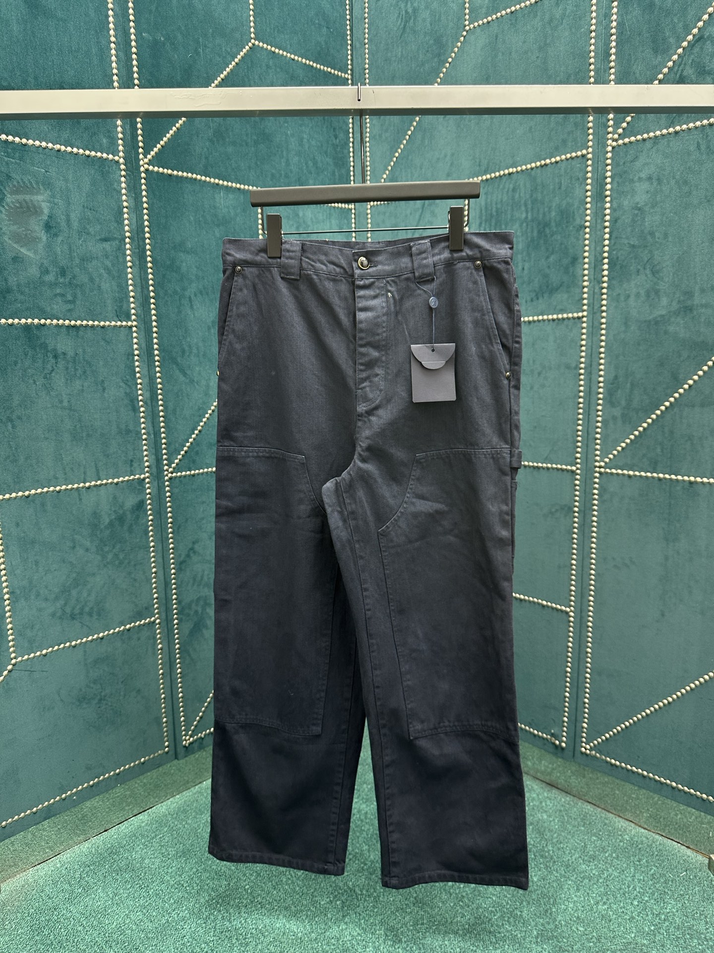 NO:457689,The new 25ss trousers of the Donkey House are dyed with ready-to-wear to create a washing retro effect, and then use splicing structure and hammer fixing ring to declare the workwear style. Monogram embroidery embellishes the sides and left patch pockets, pearlescent buttons and rivets to improve the details. There are the same jackets. The number of 29.30.31.32.,,louis vuitton,louis vuitton,jackets & coats,alexander wang19860909驴家 25ss新款长裤通过成衣染色处理,营造水洗复古效果,再以拼接结构和锤子固定环宣示工装风格.Monogram 刺绣点缀两侧和左贴袋,珠光纽扣和铆钉完善细节.有同款夹克可选. 码数29.30.31.32.,,louis vuitton,louis vuitton,jackets & coats,alexander wang,Men's clothing