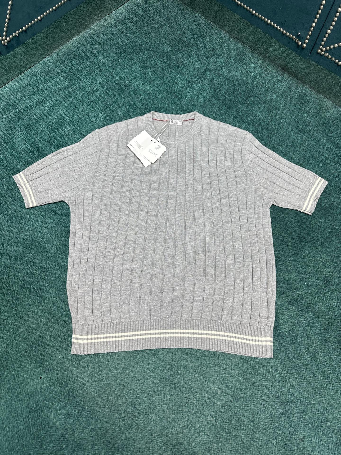 NO:428885,The simple style of the new exquisite T-shirt. The linen and cotton flat rib knitted finish presents a faint natural pattern, which forms a beautiful contrast with the contrasting colours and edges of the cuffs and hem, allowing you to show your temperament in spring and summer. The standard style enhances the comfort of wearing. S.M.L., brunello cucinelli,tees, t-shirt, alexander wang19860909BC25ss新款精致T恤衫的简约风格.麻棉平罗纹针织饰面上呈现出淡淡的自然斑纹,与袖口、下摆的撞色收边形成精美对比,让您在春夏季可以Brunello Cucinelli的纯正风格彰显气质.而标准版型则提升了穿着的舒适感. 码数S.M.L.,,brunello cucinelli,tees，t-shirt,alexander wang,Men's clothing