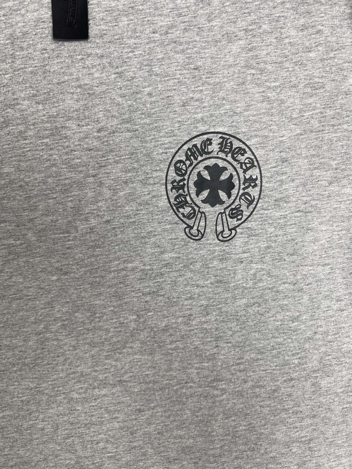  克罗心      25ss新款满背梵文短袖T恤，男女同款 ，高版本！
码数：S.M.L.XL.