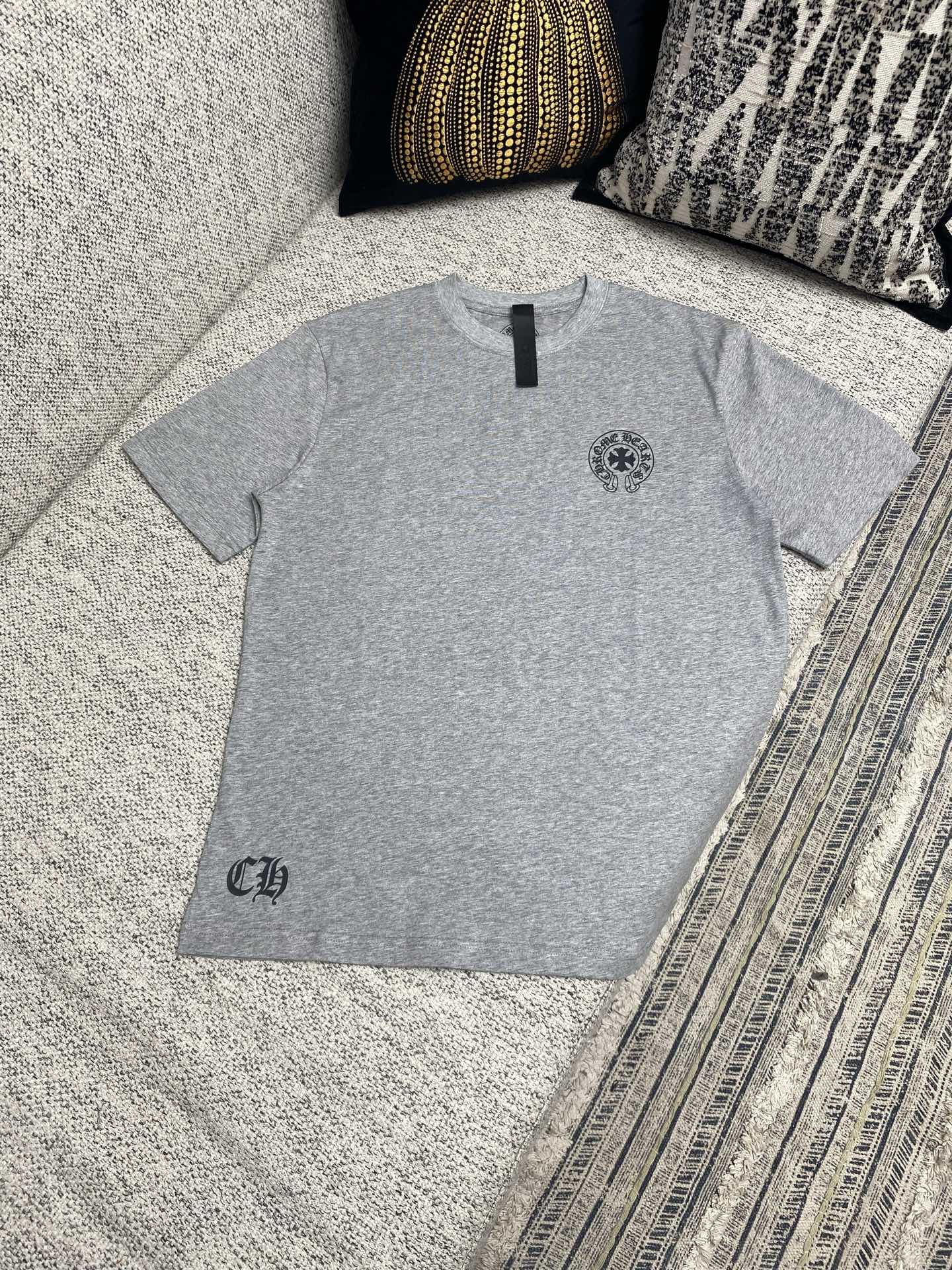  克罗心      25ss新款满背梵文短袖T恤，男女同款 ，高版本！
码数：S.M.L.XL.