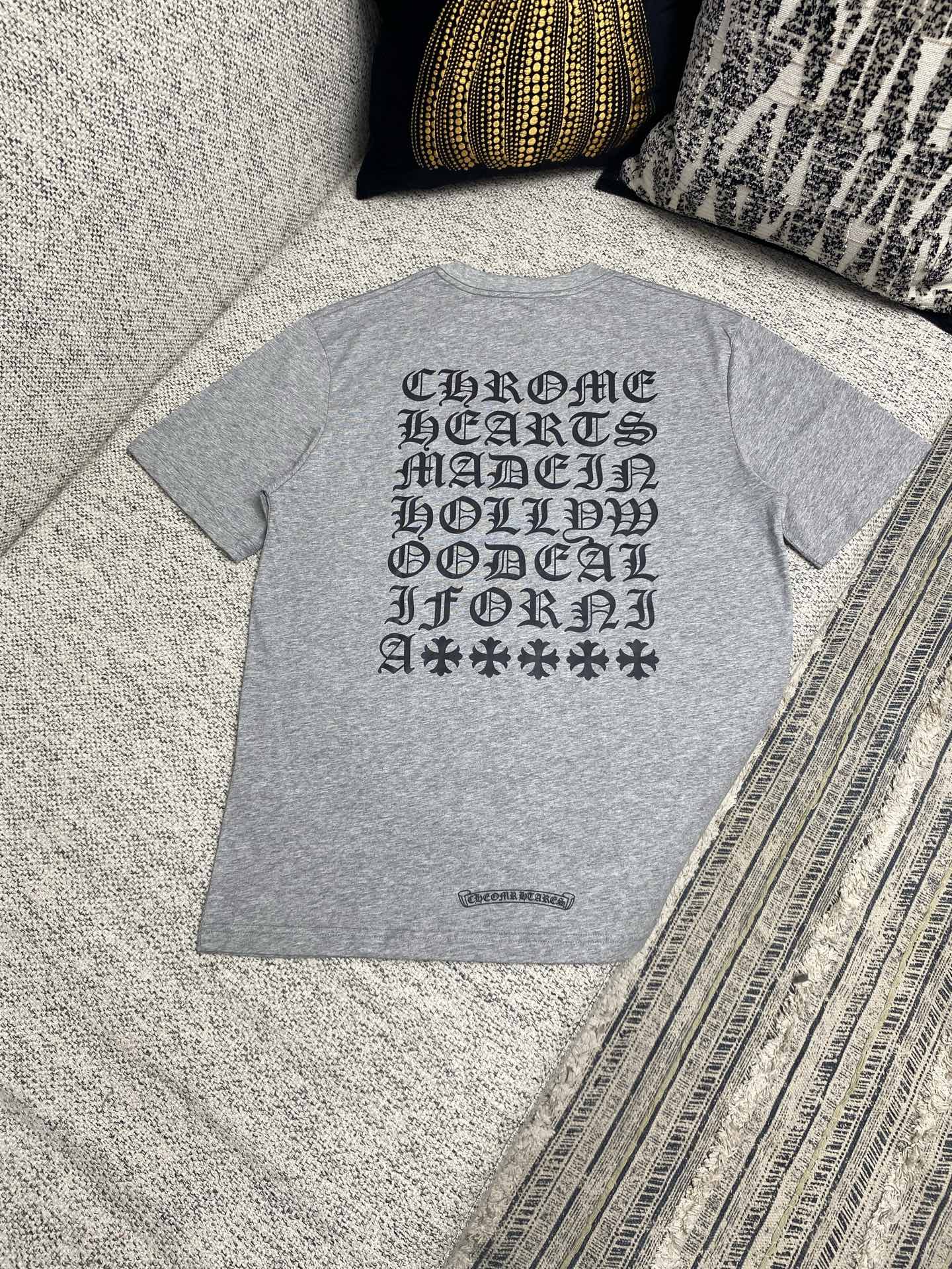  克罗心      25ss新款满背梵文短袖T恤，男女同款 ，高版本！
码数：S.M.L.XL.