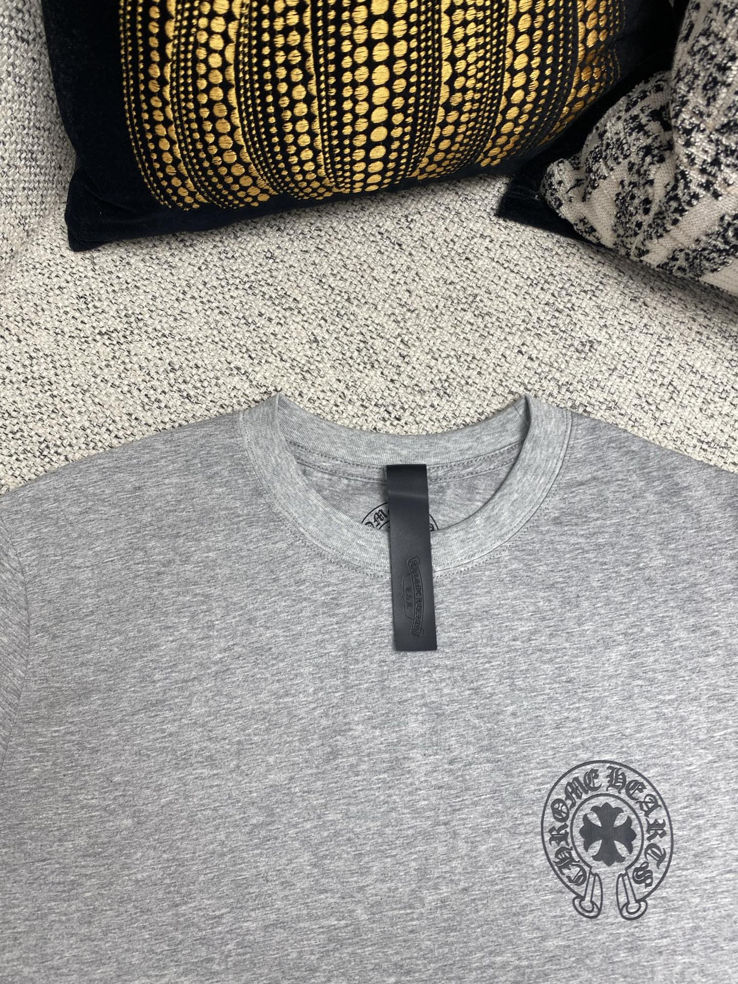  克罗心      25ss新款满背梵文短袖T恤，男女同款 ，高版本！
码数：S.M.L.XL.