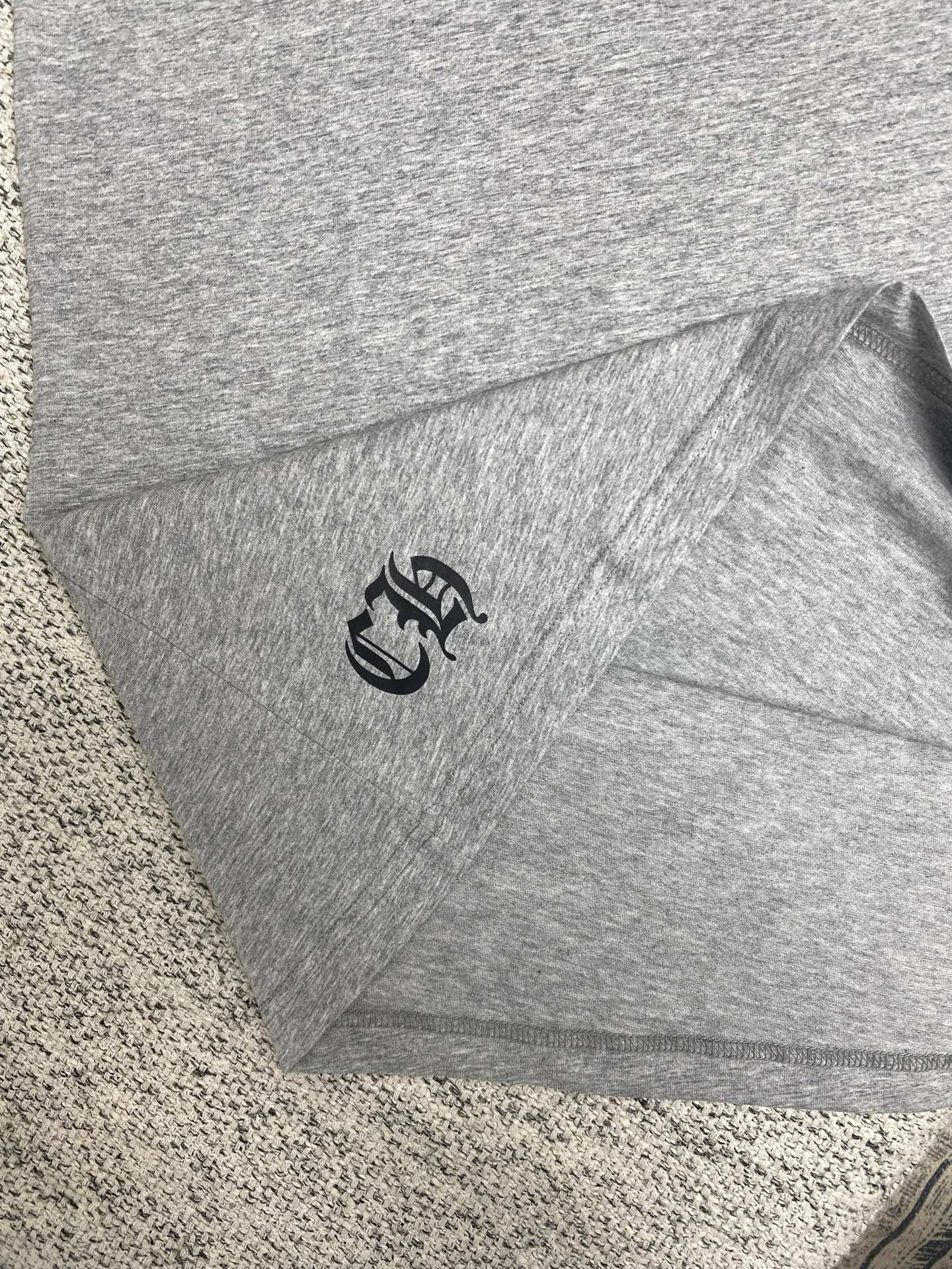  克罗心      25ss新款满背梵文短袖T恤，男女同款 ，高版本！
码数：S.M.L.XL.