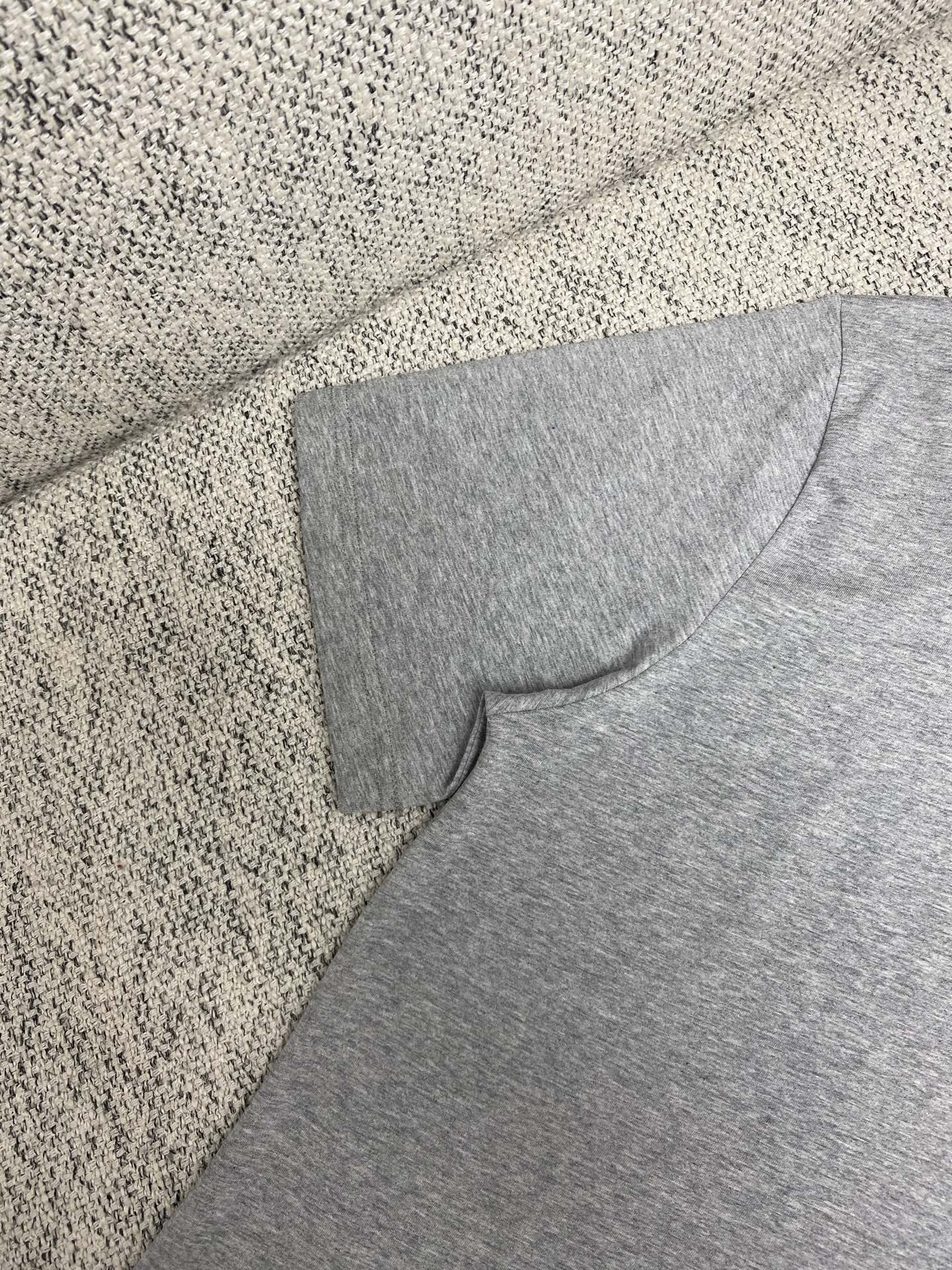  克罗心      25ss新款满背梵文短袖T恤，男女同款 ，高版本！
码数：S.M.L.XL.