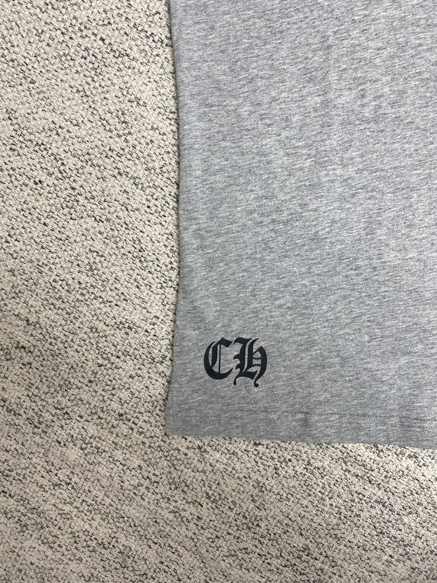  克罗心      25ss新款满背梵文短袖T恤，男女同款 ，高版本！
码数：S.M.L.XL.
