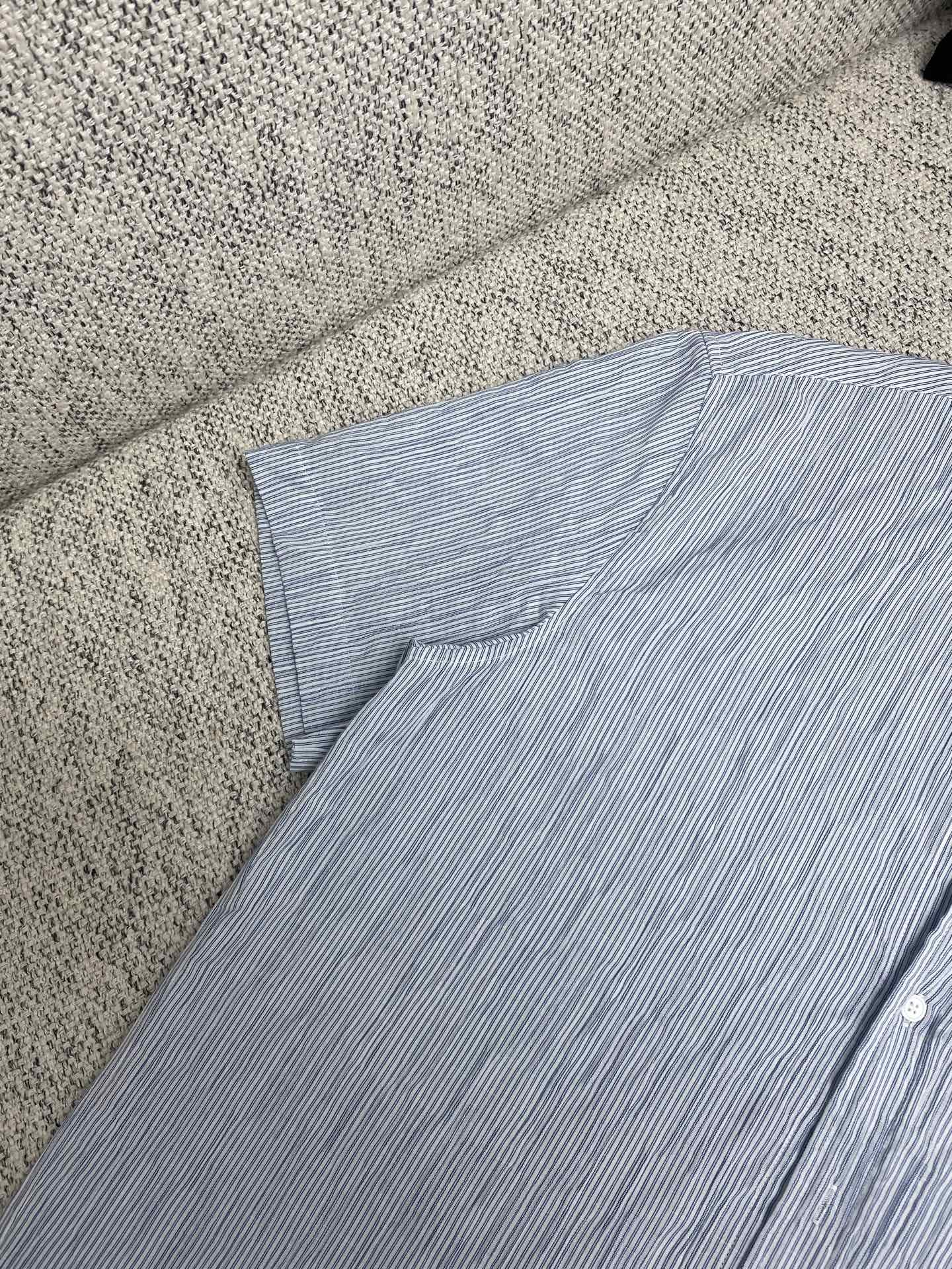  罗意威        25ss新款轻盈纹理条纹棉质混纺衬衫。常规版型，标准长度，正面纽扣开合，纽扣袖口