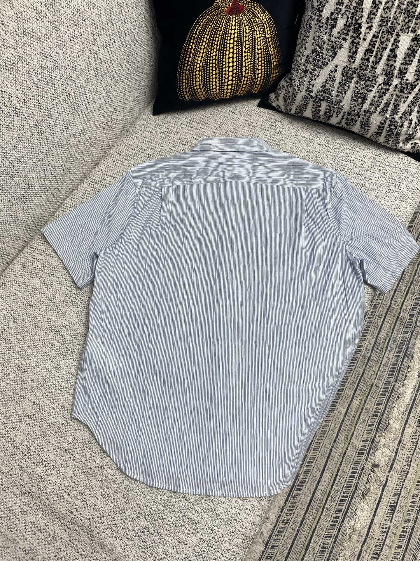  罗意威        25ss新款轻盈纹理条纹棉质混纺衬衫。常规版型，标准长度，正面纽扣开合，纽扣袖口