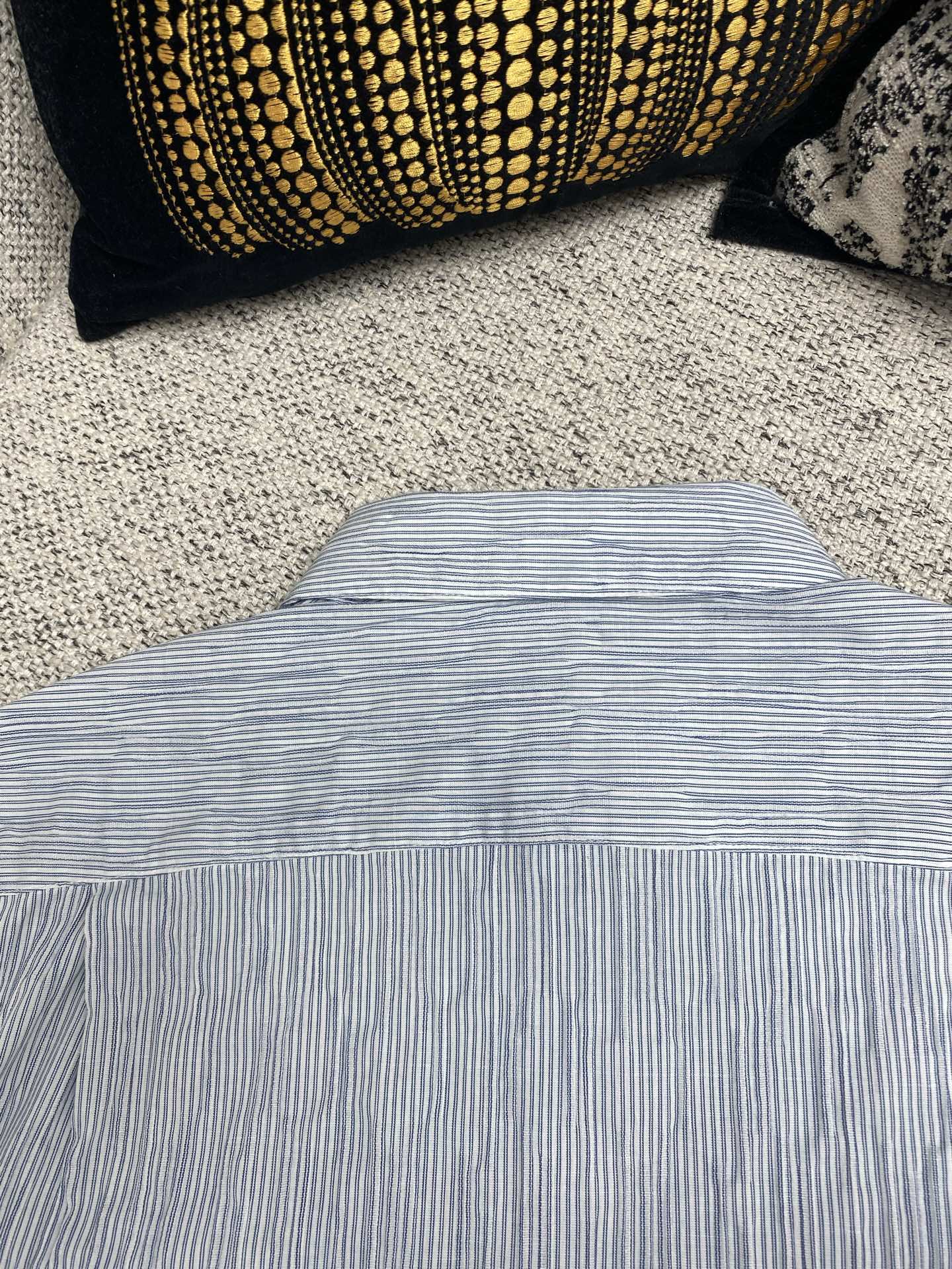  罗意威        25ss新款轻盈纹理条纹棉质混纺衬衫。常规版型，标准长度，正面纽扣开合，纽扣袖口