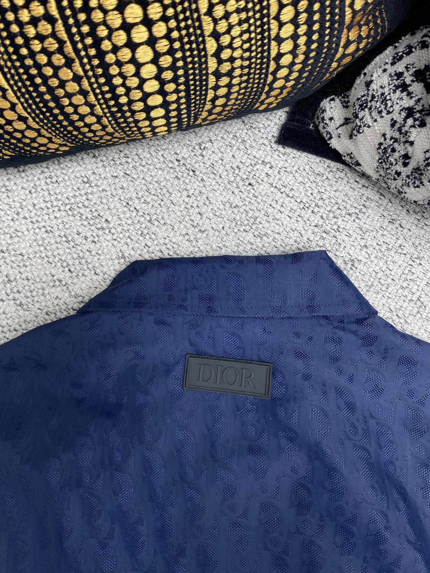  迪奥    25ss新款短夹克是二零二五秋季男装系列新品，饰以经典 Oblique 印花。采用蓝色科技