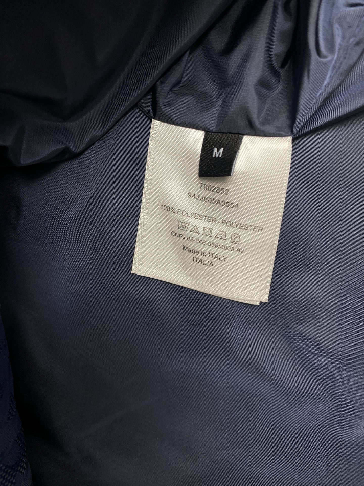  迪奥    25ss新款短夹克是二零二五秋季男装系列新品，饰以经典 Oblique 印花。采用蓝色科技