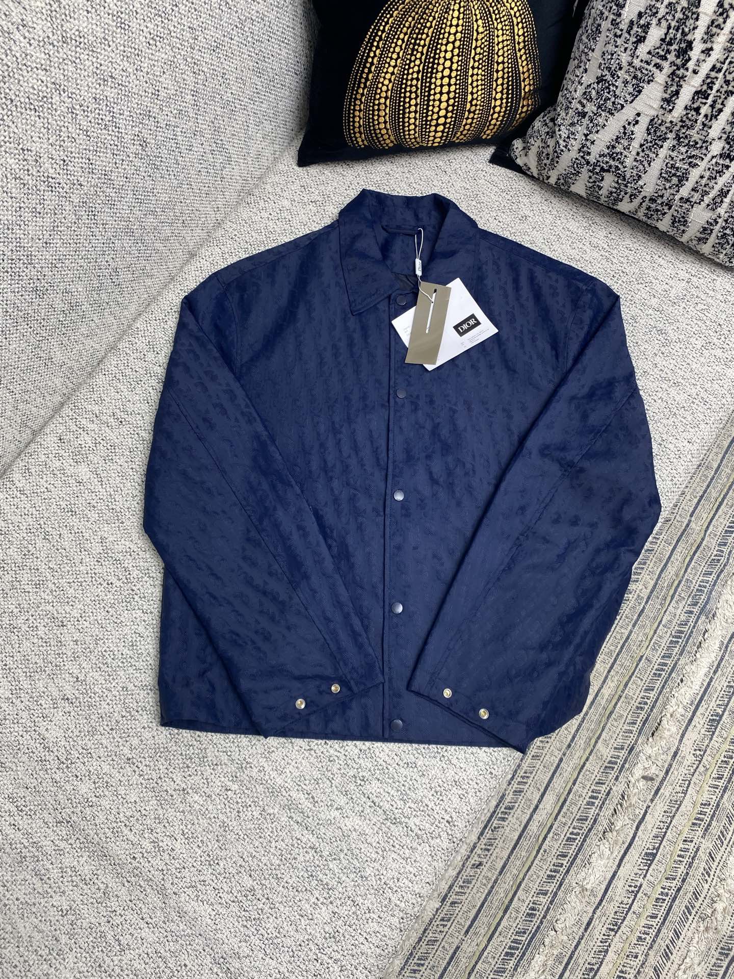  迪奥    25ss新款短夹克是二零二五秋季男装系列新品，饰以经典 Oblique 印花。采用蓝色科技