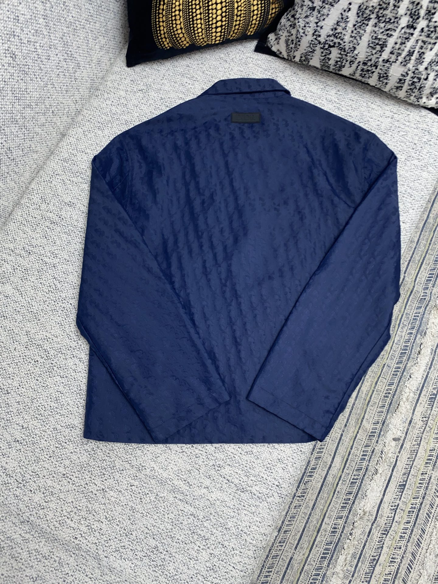  迪奥    25ss新款短夹克是二零二五秋季男装系列新品，饰以经典 Oblique 印花。采用蓝色科技