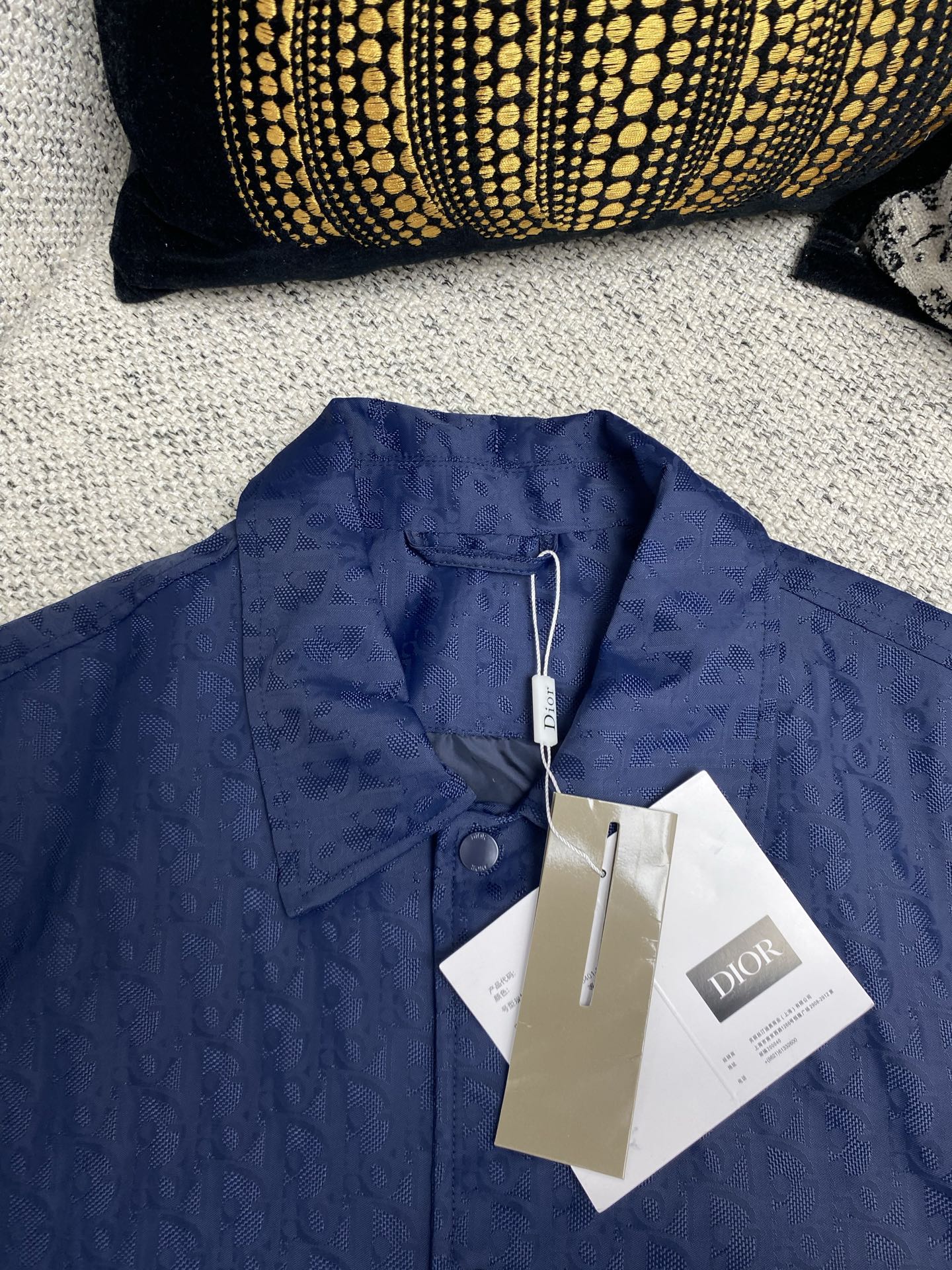  迪奥    25ss新款短夹克是二零二五秋季男装系列新品，饰以经典 Oblique 印花。采用蓝色科技