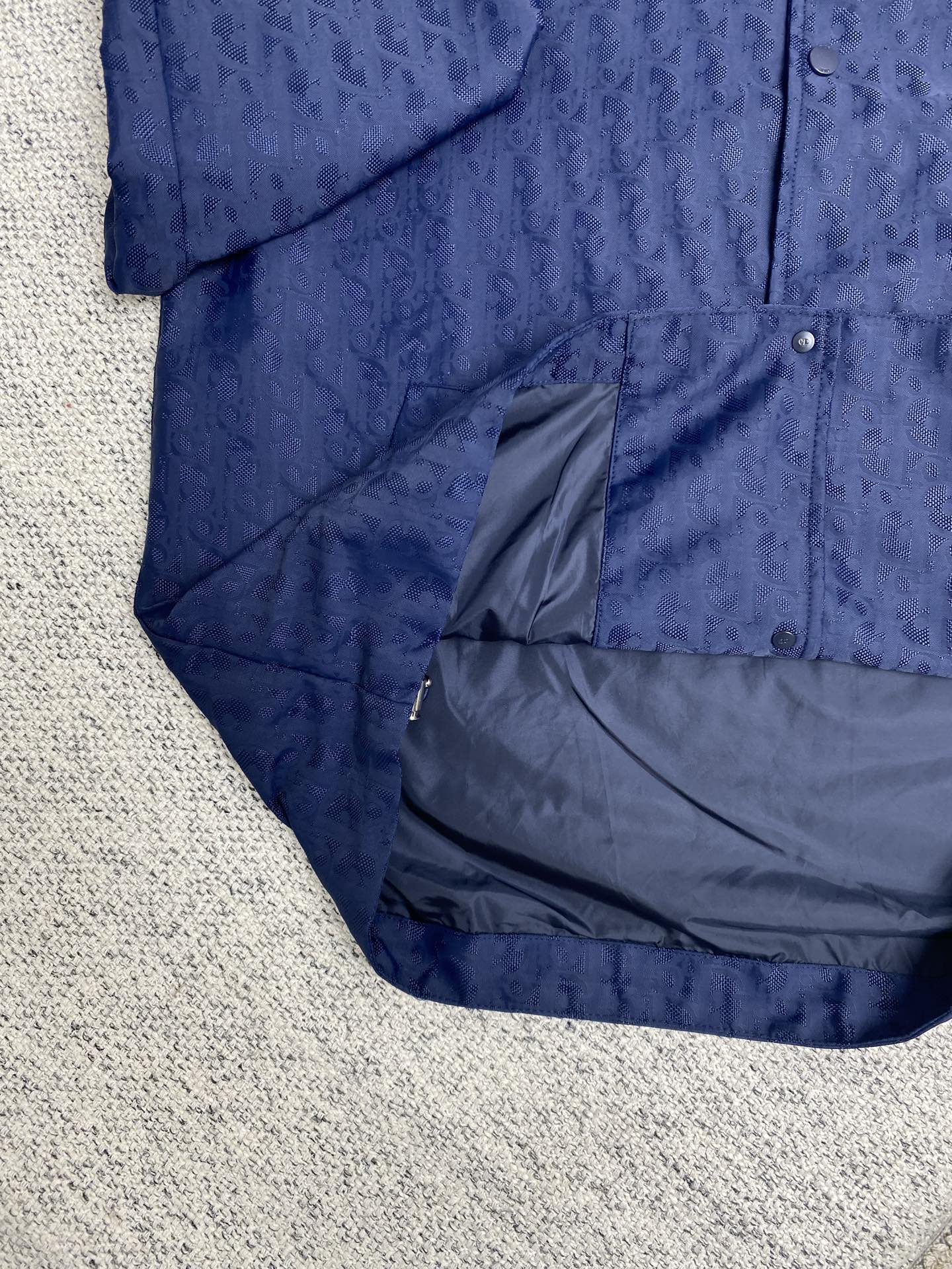  迪奥    25ss新款短夹克是二零二五秋季男装系列新品，饰以经典 Oblique 印花。采用蓝色科技