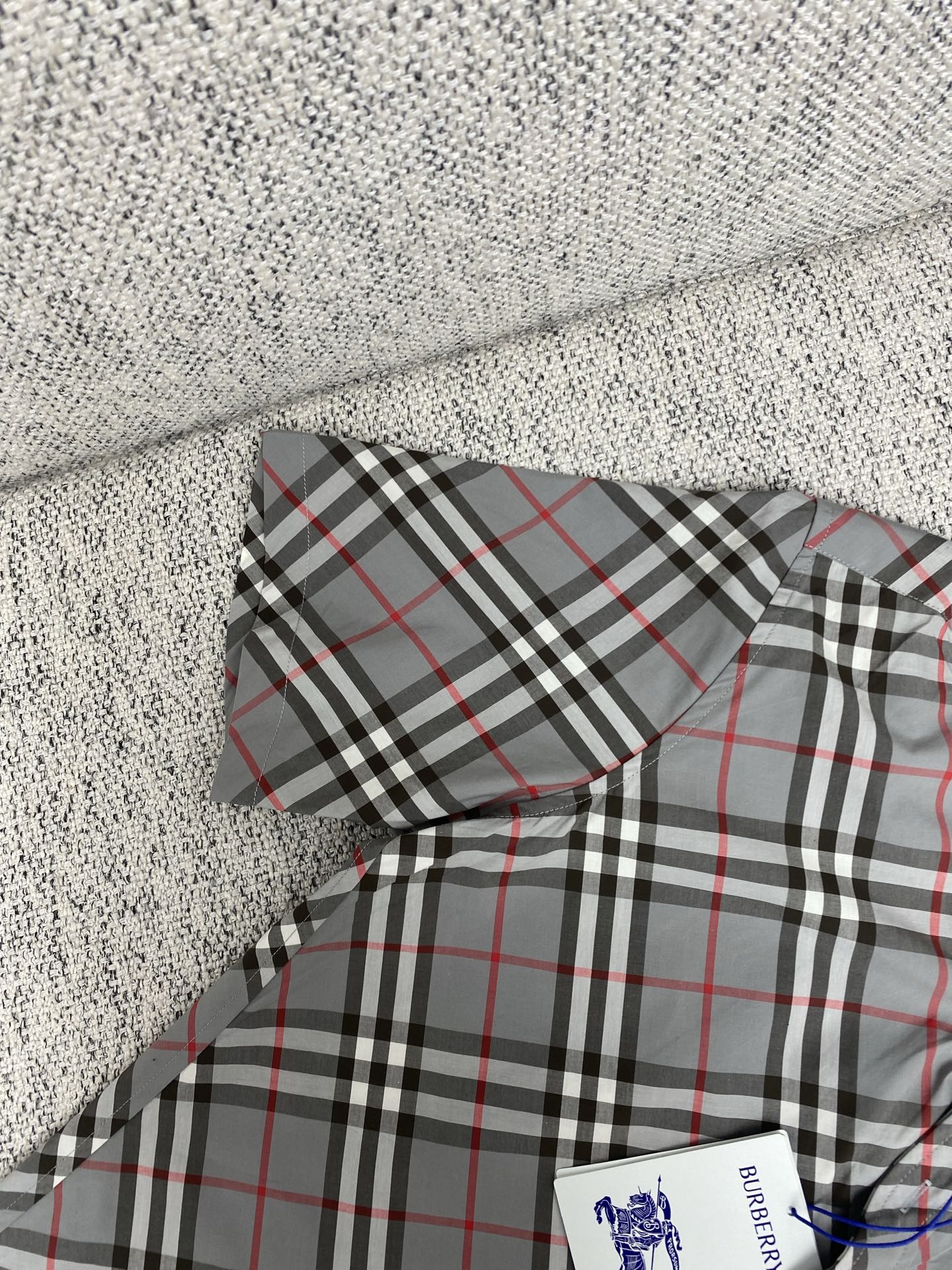  巴宝莉        25ss新款短袖衬衫，选用意大利精纺棉质面料打造，装饰 Burberry 格纹，