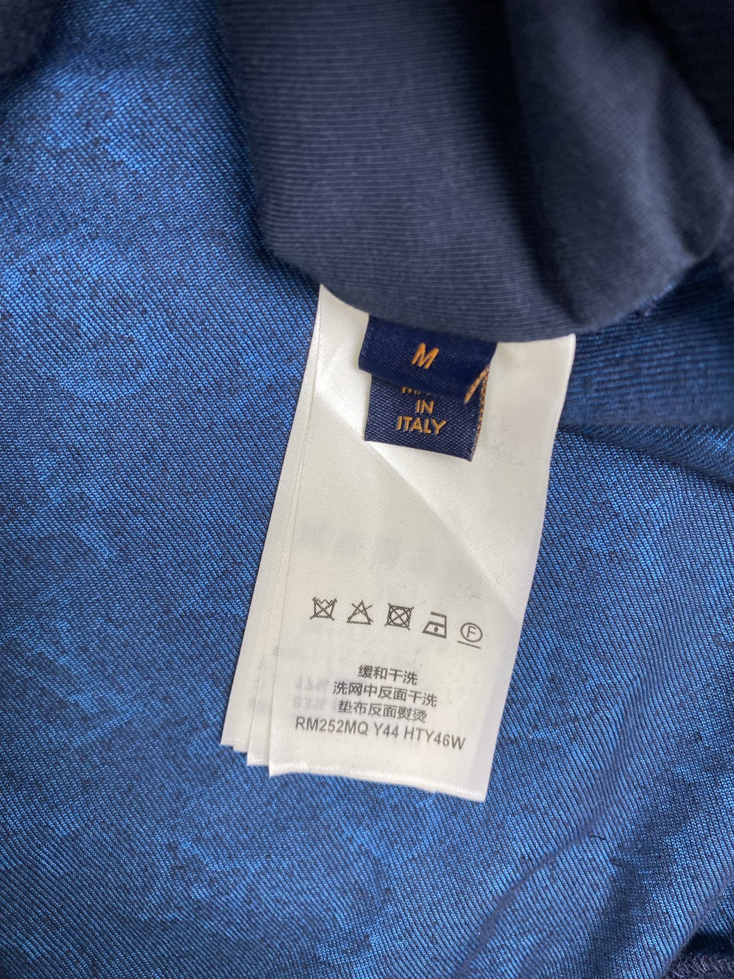  驴家     25ss新款卫衣为柔软毛圈布铺陈全幅 Monogram 压纹，以别致肌理成就海洋畅泳后的