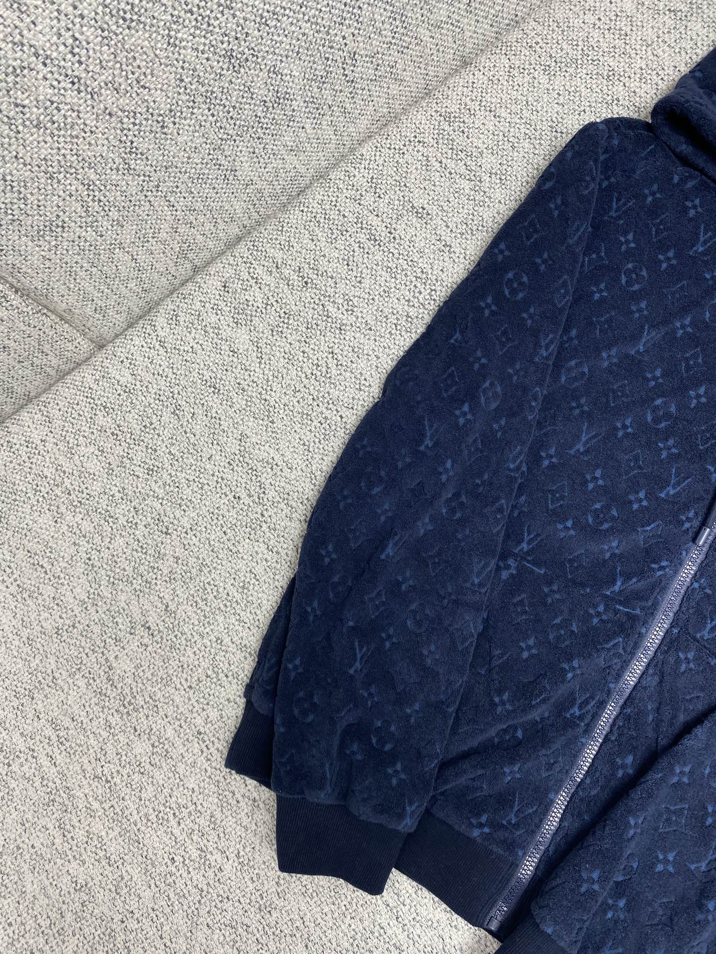  驴家     25ss新款卫衣为柔软毛圈布铺陈全幅 Monogram 压纹，以别致肌理成就海洋畅泳后的