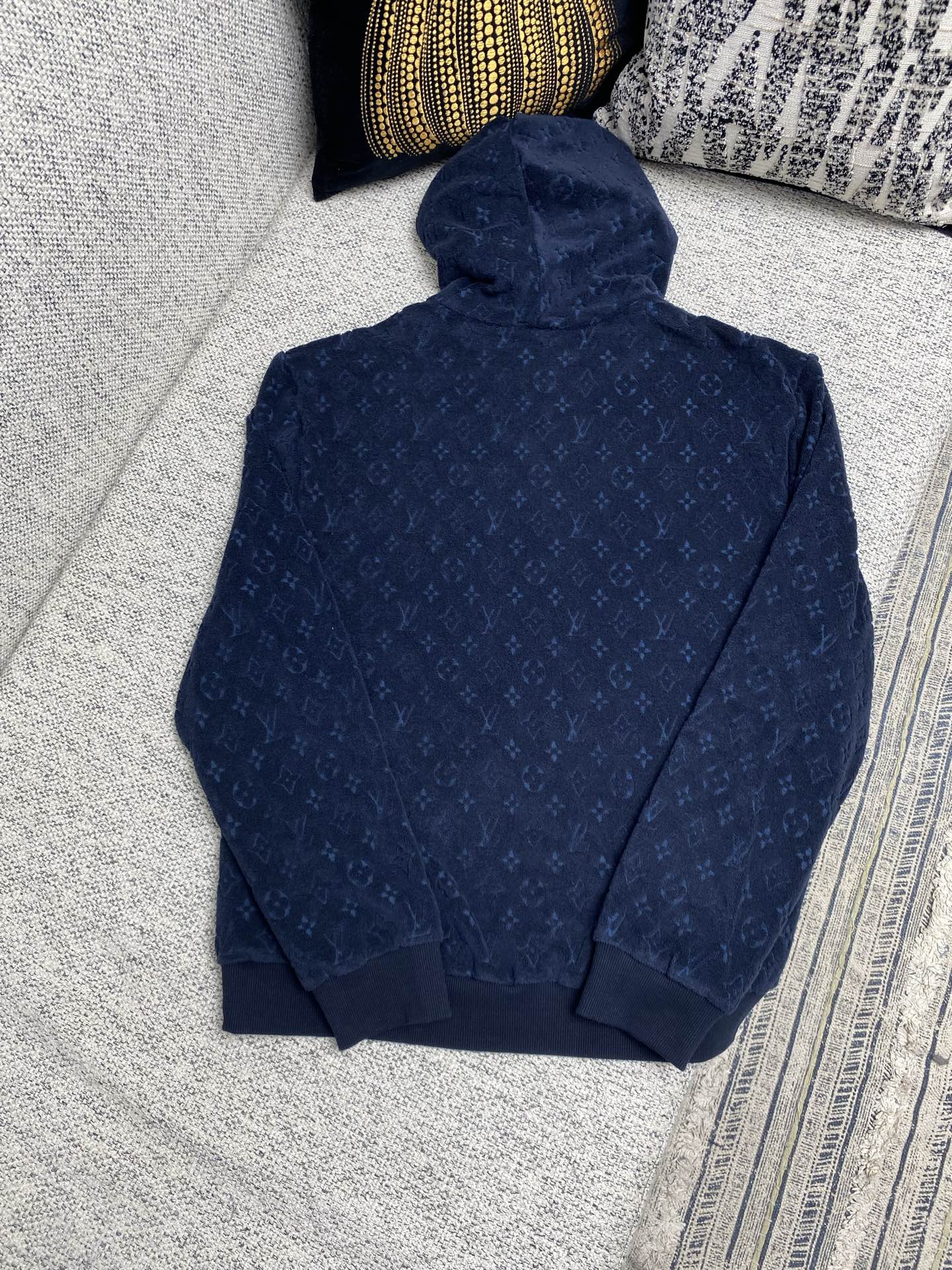  驴家     25ss新款卫衣为柔软毛圈布铺陈全幅 Monogram 压纹，以别致肌理成就海洋畅泳后的