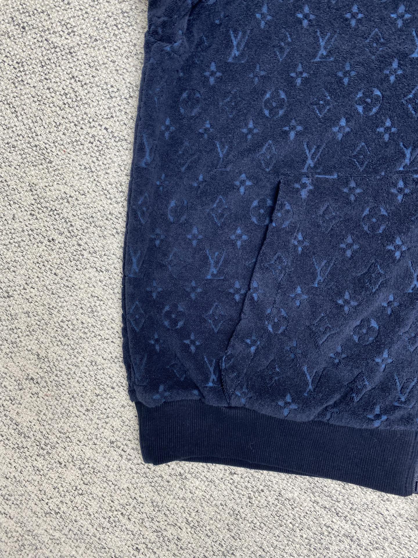  驴家     25ss新款卫衣为柔软毛圈布铺陈全幅 Monogram 压纹，以别致肌理成就海洋畅泳后的