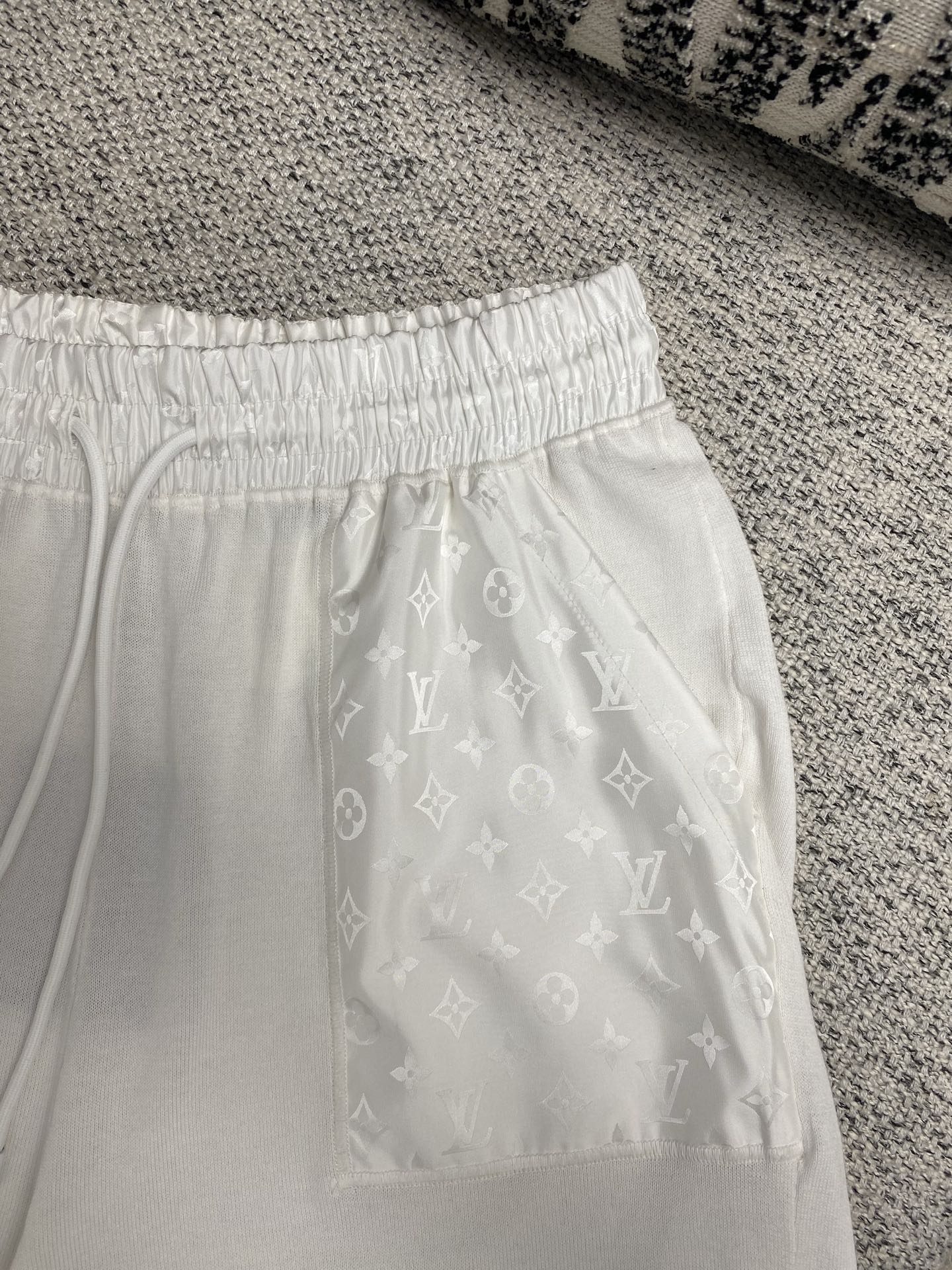  驴家     25ss新款抽绳短裤为柔软棉质针织浸染素雅色调，再于腰部及大号贴袋融入莹泽 Monogr