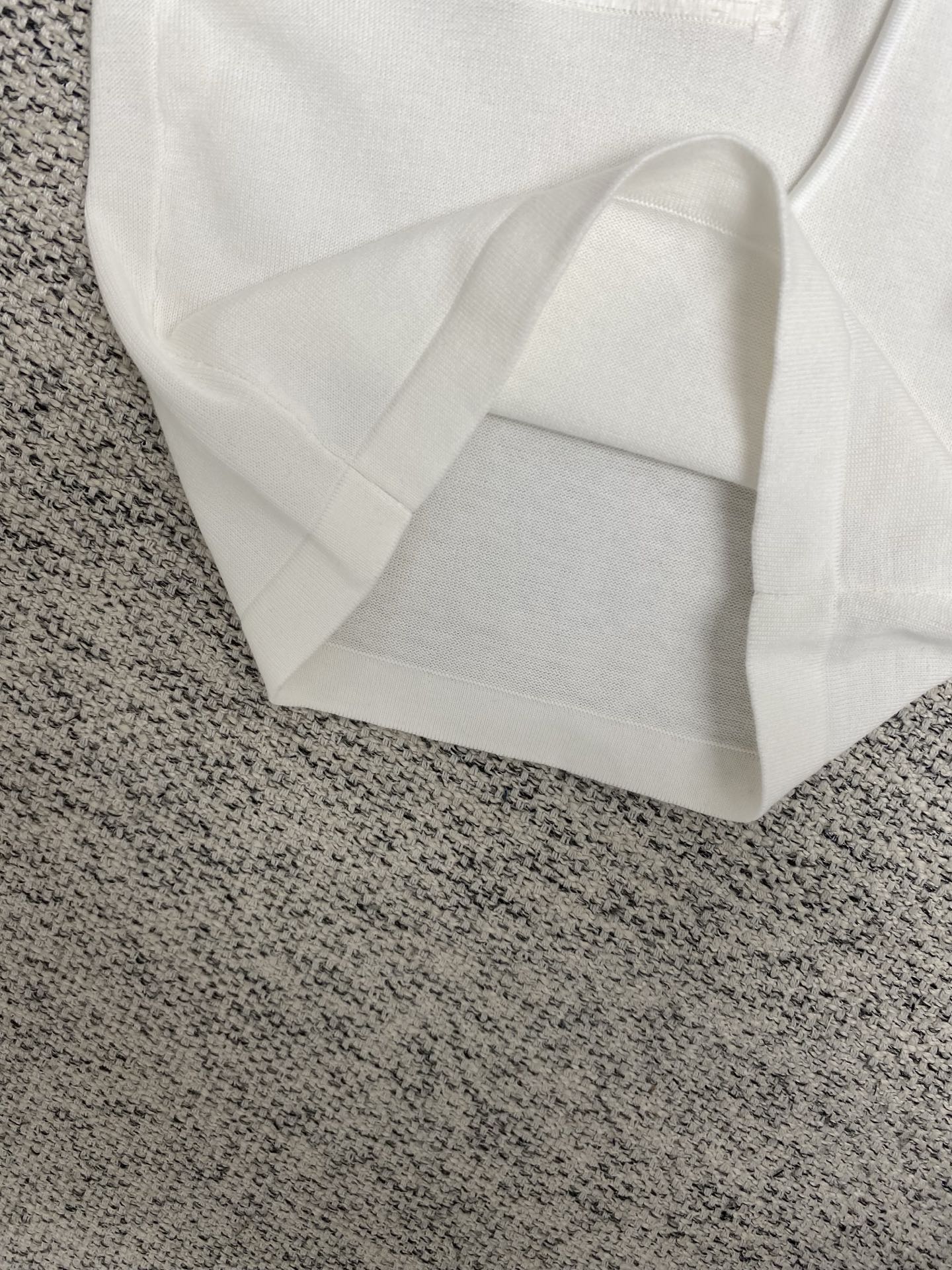  驴家     25ss新款抽绳短裤为柔软棉质针织浸染素雅色调，再于腰部及大号贴袋融入莹泽 Monogr