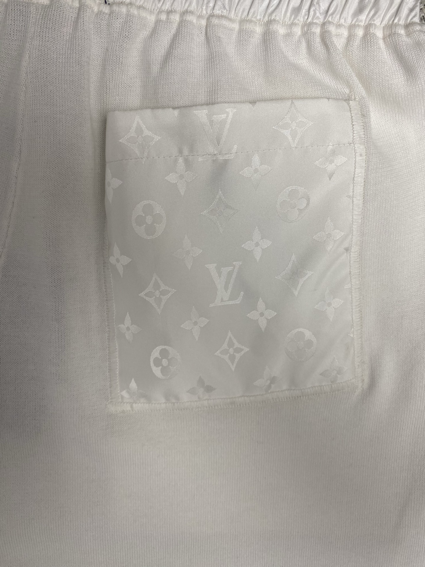  驴家     25ss新款抽绳短裤为柔软棉质针织浸染素雅色调，再于腰部及大号贴袋融入莹泽 Monogr