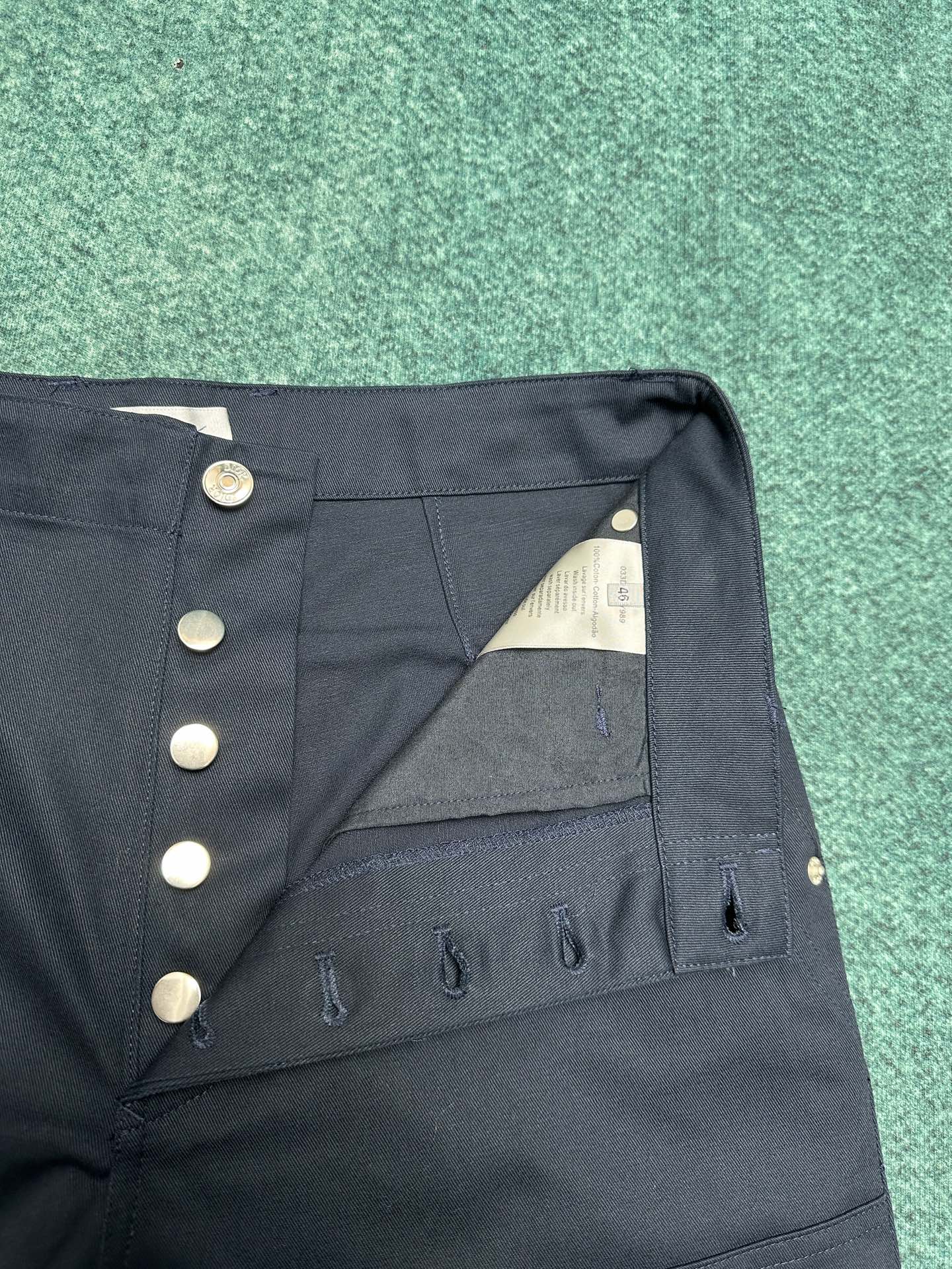
迪奥     25ss新款工装牛仔裤以休闲剪裁重新诠释工装风格。采用海军蓝色棉质牛仔布精心制作，六口袋