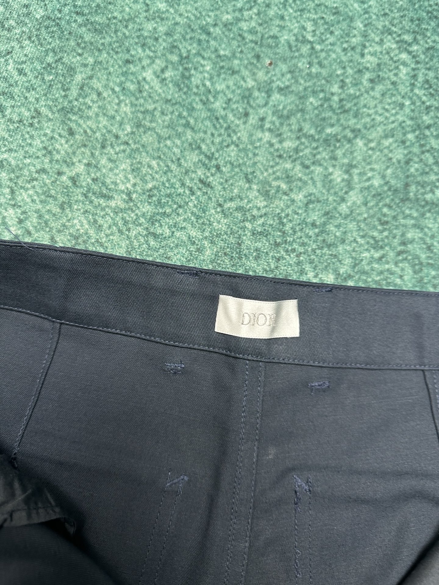 
迪奥     25ss新款工装牛仔裤以休闲剪裁重新诠释工装风格。采用海军蓝色棉质牛仔布精心制作，六口袋