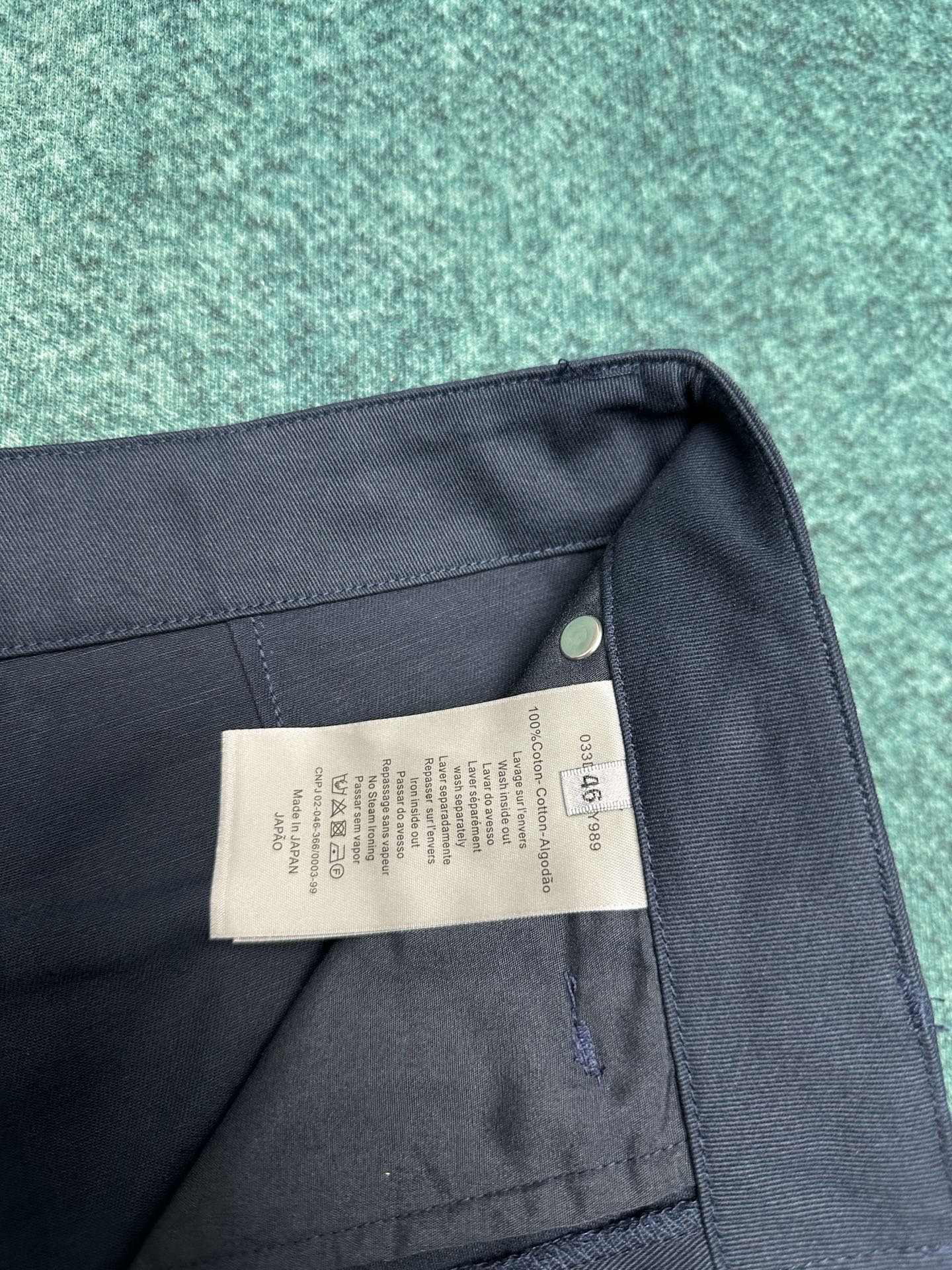 
迪奥     25ss新款工装牛仔裤以休闲剪裁重新诠释工装风格。采用海军蓝色棉质牛仔布精心制作，六口袋