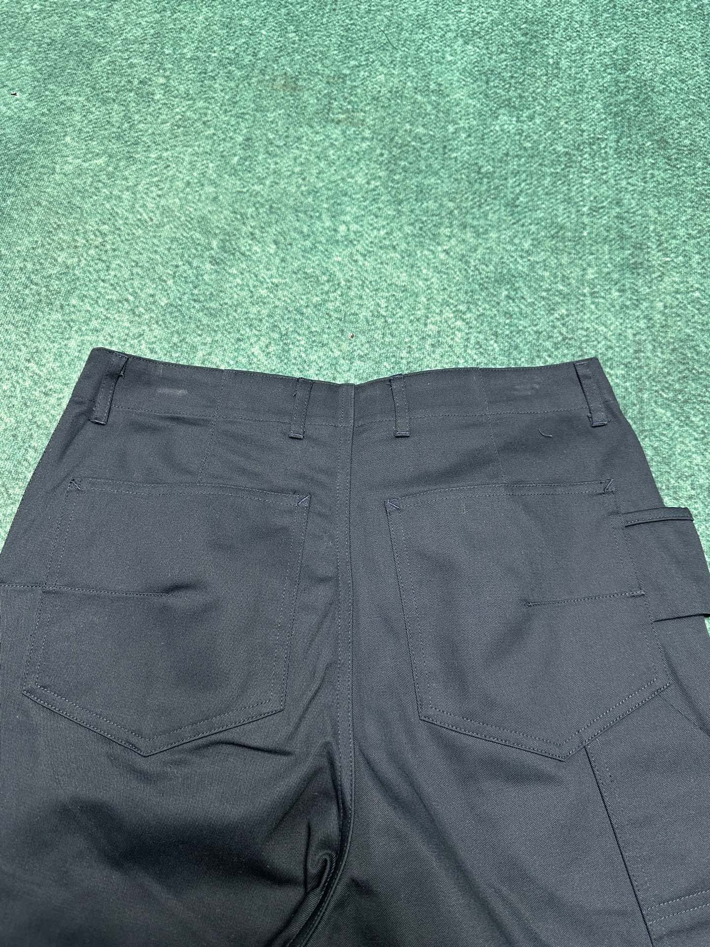 
迪奥     25ss新款工装牛仔裤以休闲剪裁重新诠释工装风格。采用海军蓝色棉质牛仔布精心制作，六口袋