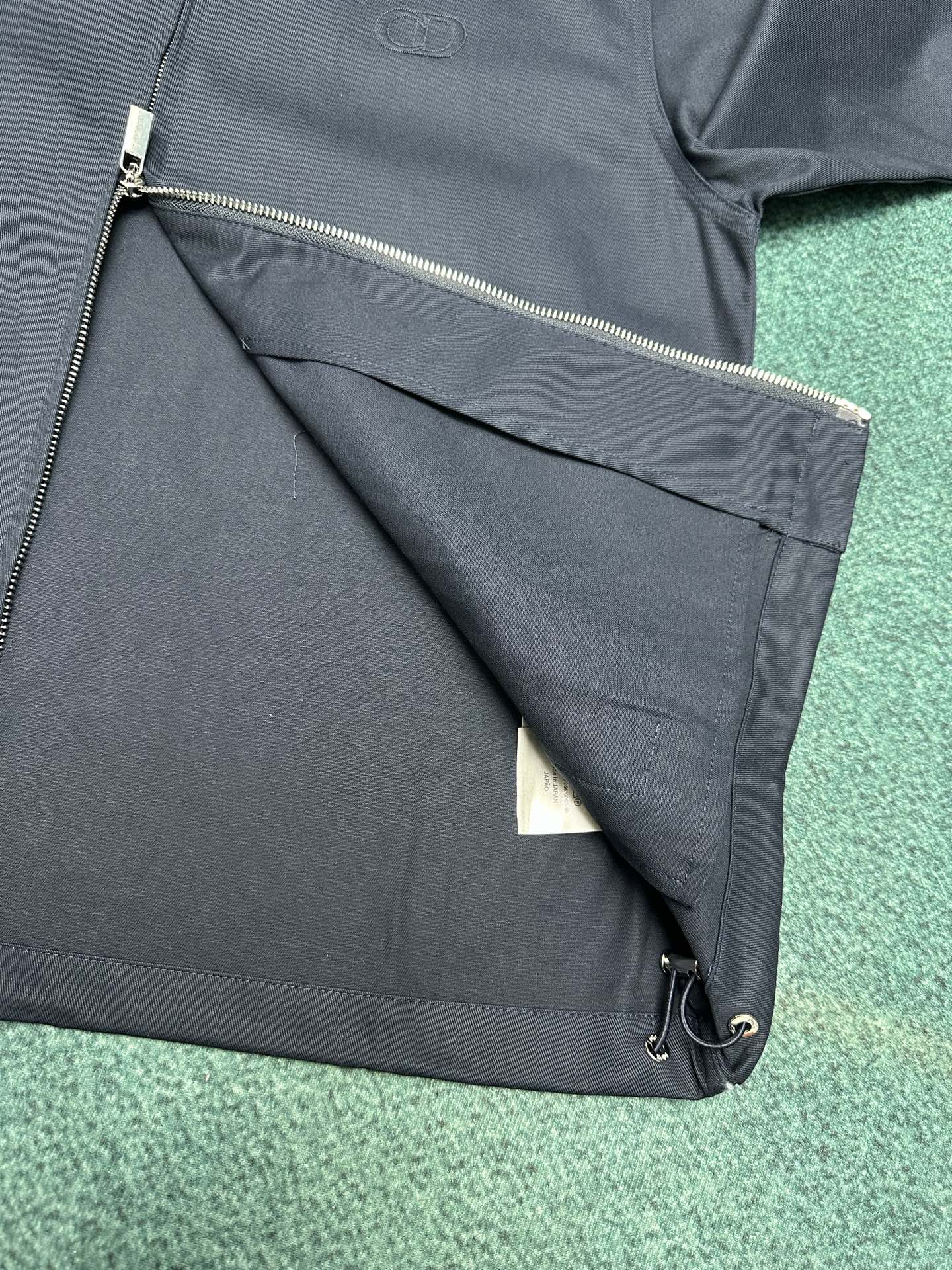 
迪奥        25ss新款短夹克采用海军蓝色棉质斜纹布精心制作，经典款式展现休闲风范。底边搭配抽