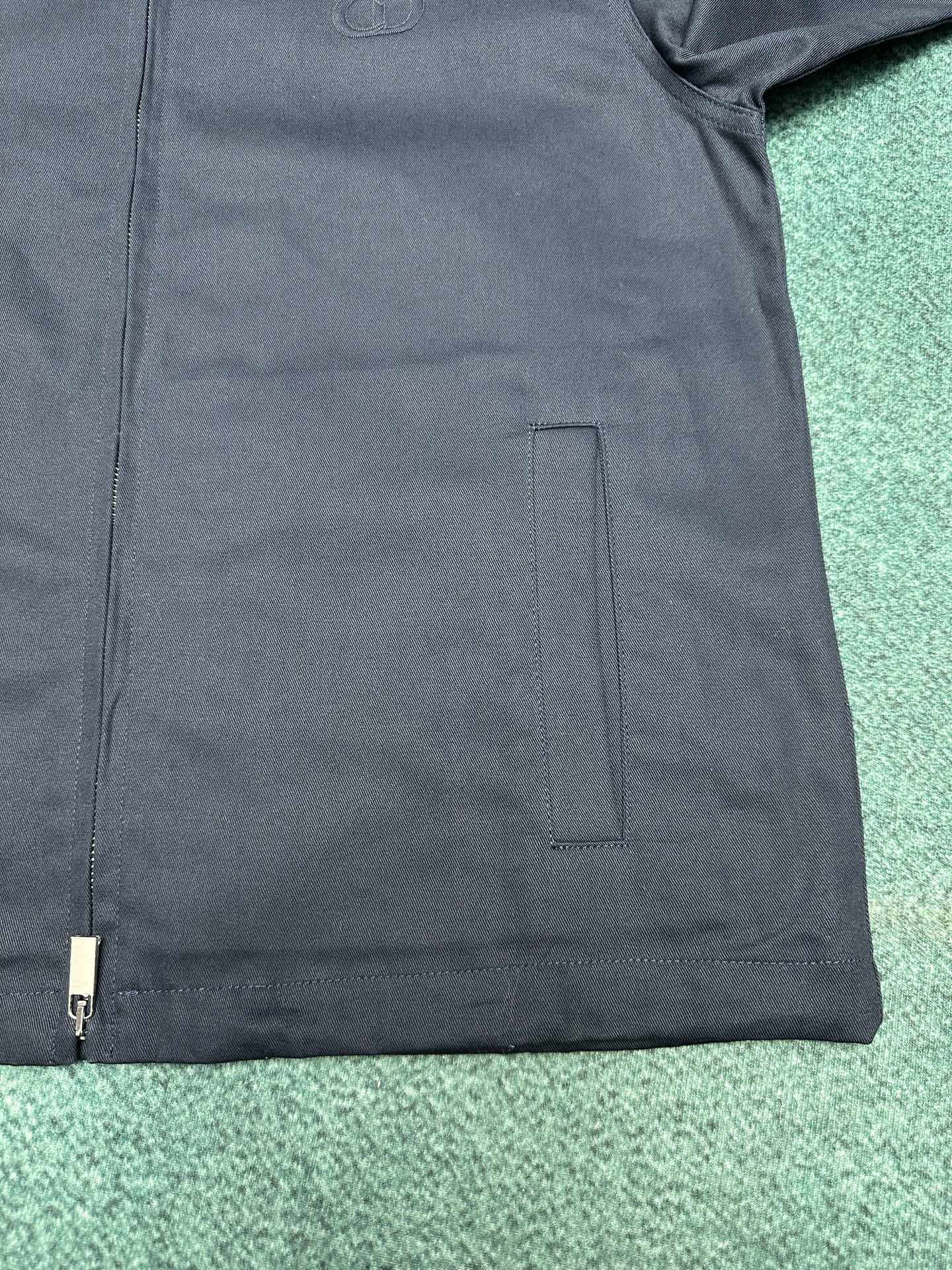 
迪奥        25ss新款短夹克采用海军蓝色棉质斜纹布精心制作，经典款式展现休闲风范。底边搭配抽