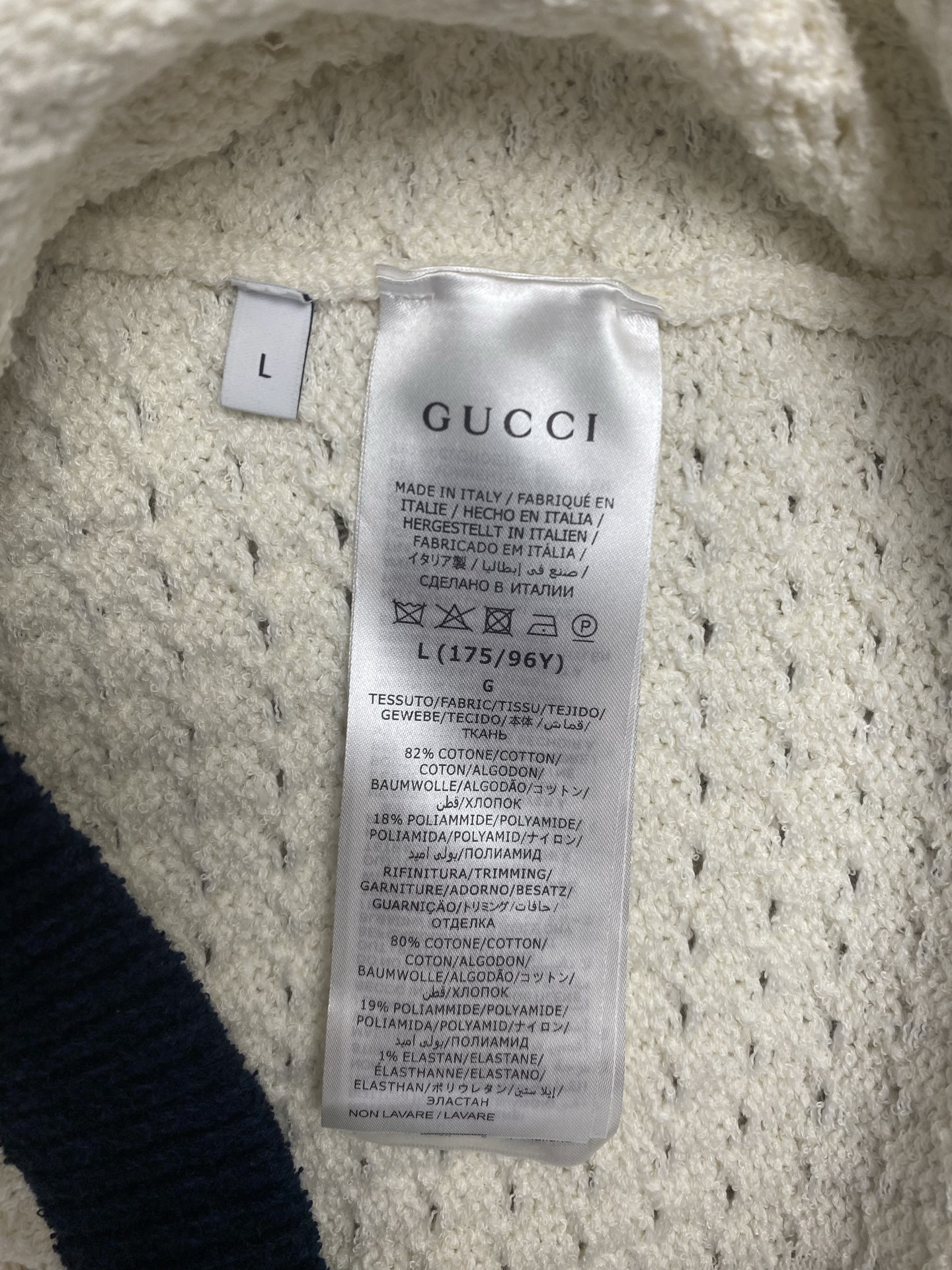  G家        25ss新款精美的钩织上衣采用海军蓝色撞色滚边，为整个设计汇入精致感；配以金色调双